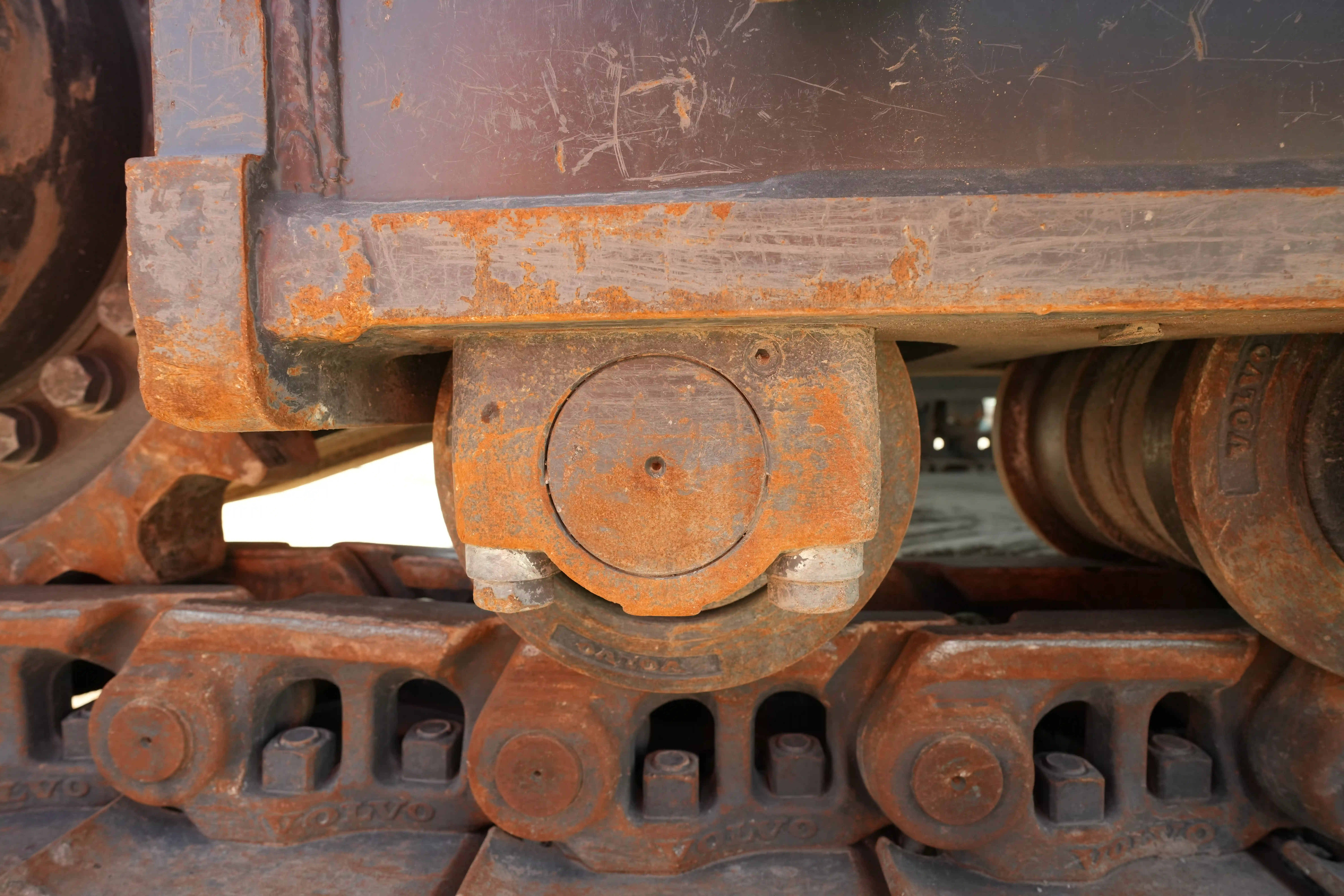 LEX-001-Volvo-EC550EL-large-excavator-inspection-undercarriage-right-track-rollers-4