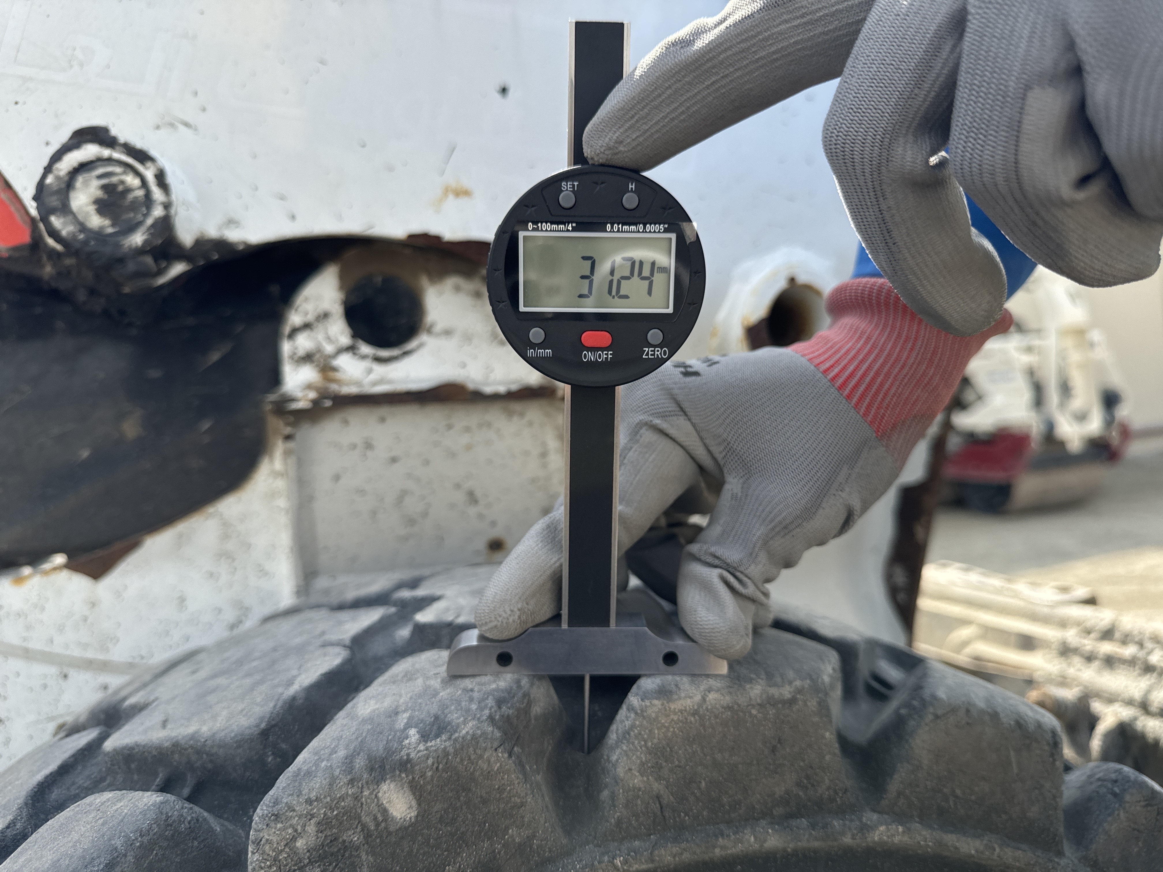 SSL-002-Bobcat-S510-skid-steer-loader-inspection-chassis-right-front-tire-tread-depth