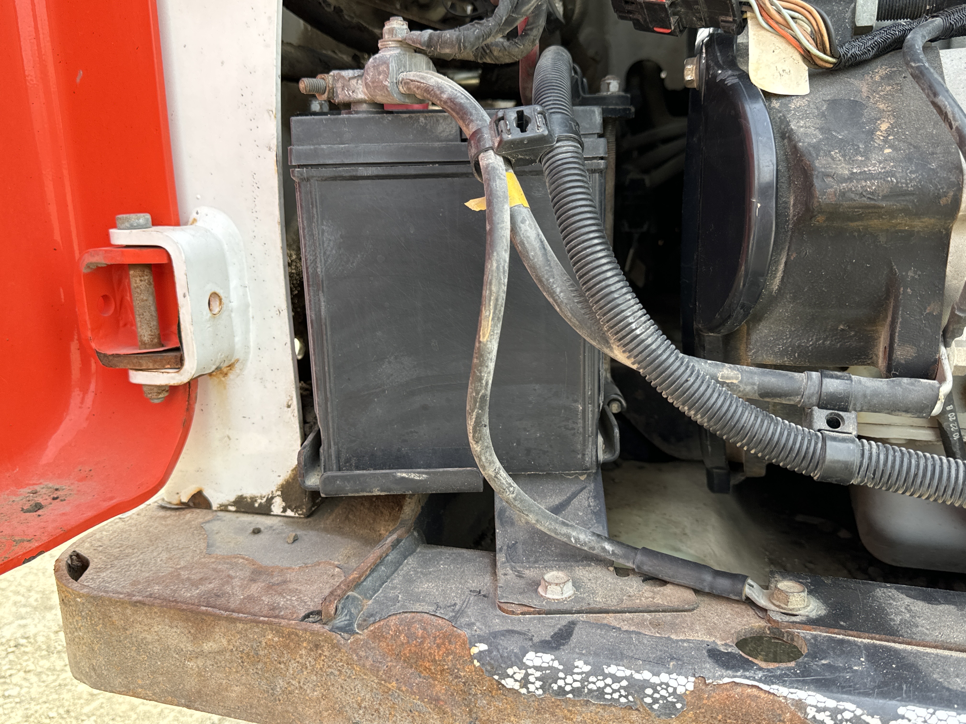 SSL-002-Bobcat-S510-skid-steer-loader-inspection-electronics-battery-2