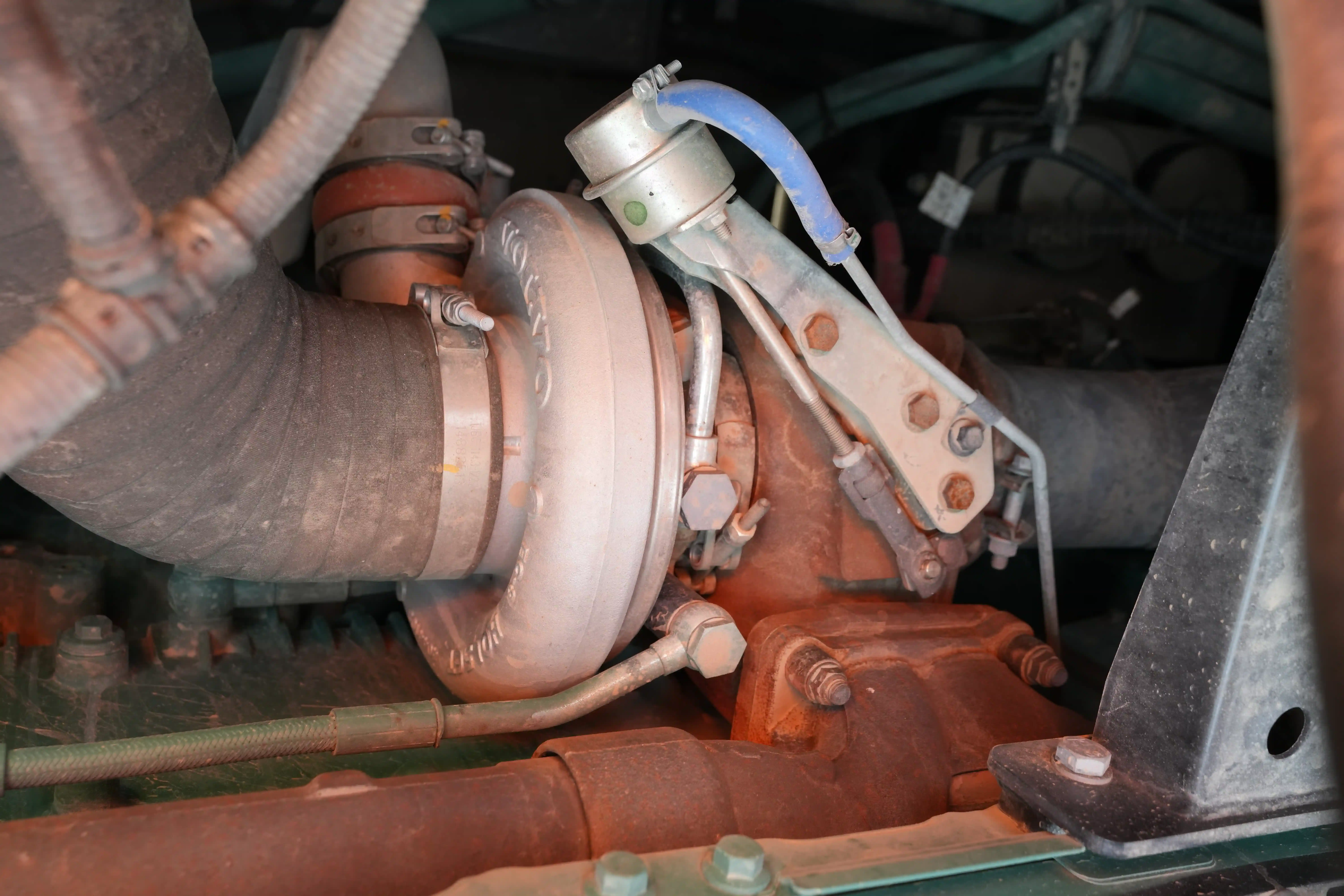 LEX-001-Volvo-EC550EL-large-excavator-inspection-engine-turbo