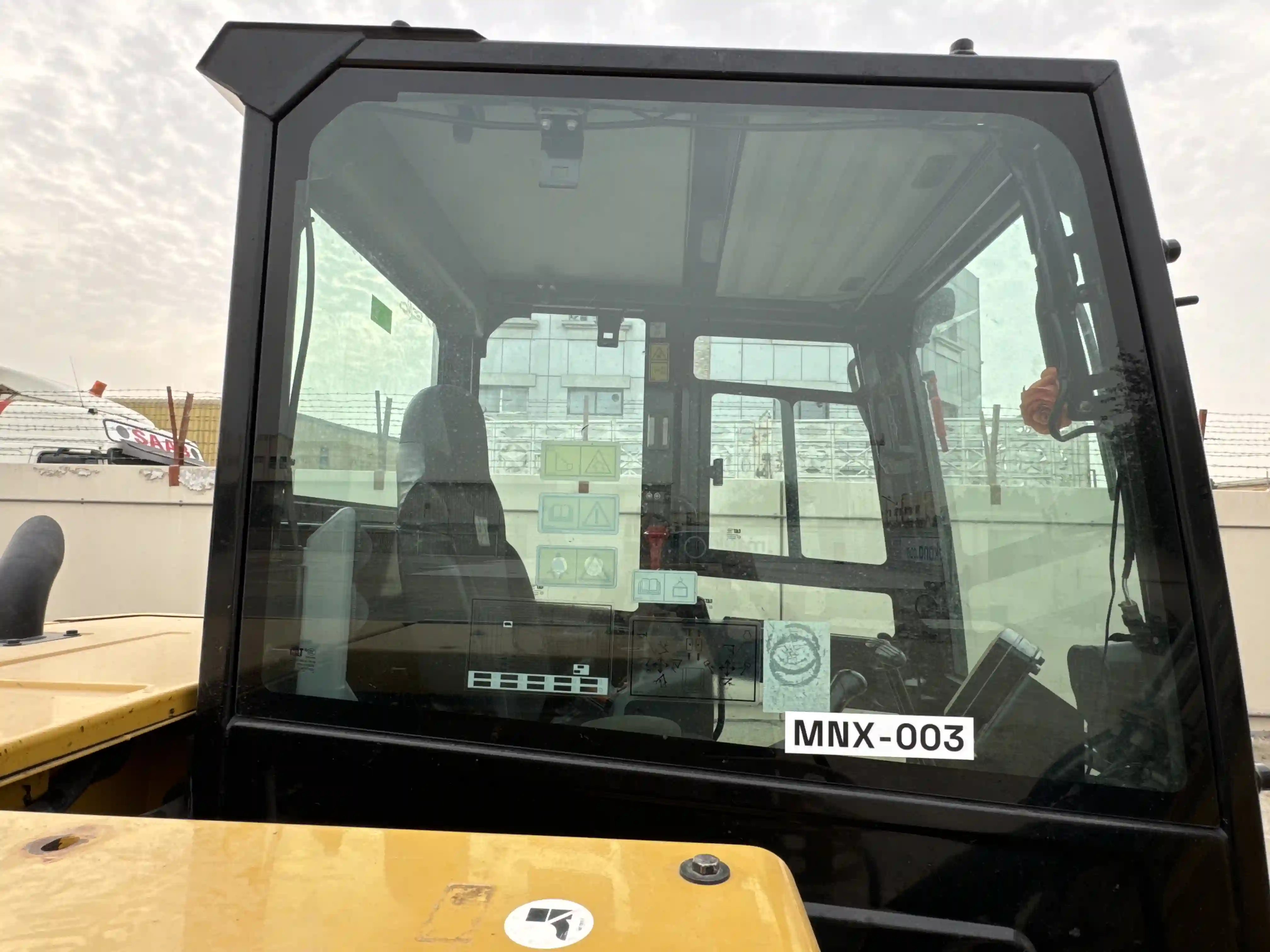 MNX-003-Cat-305.5E2-mini-excavator-inspection-safety-glass-1
