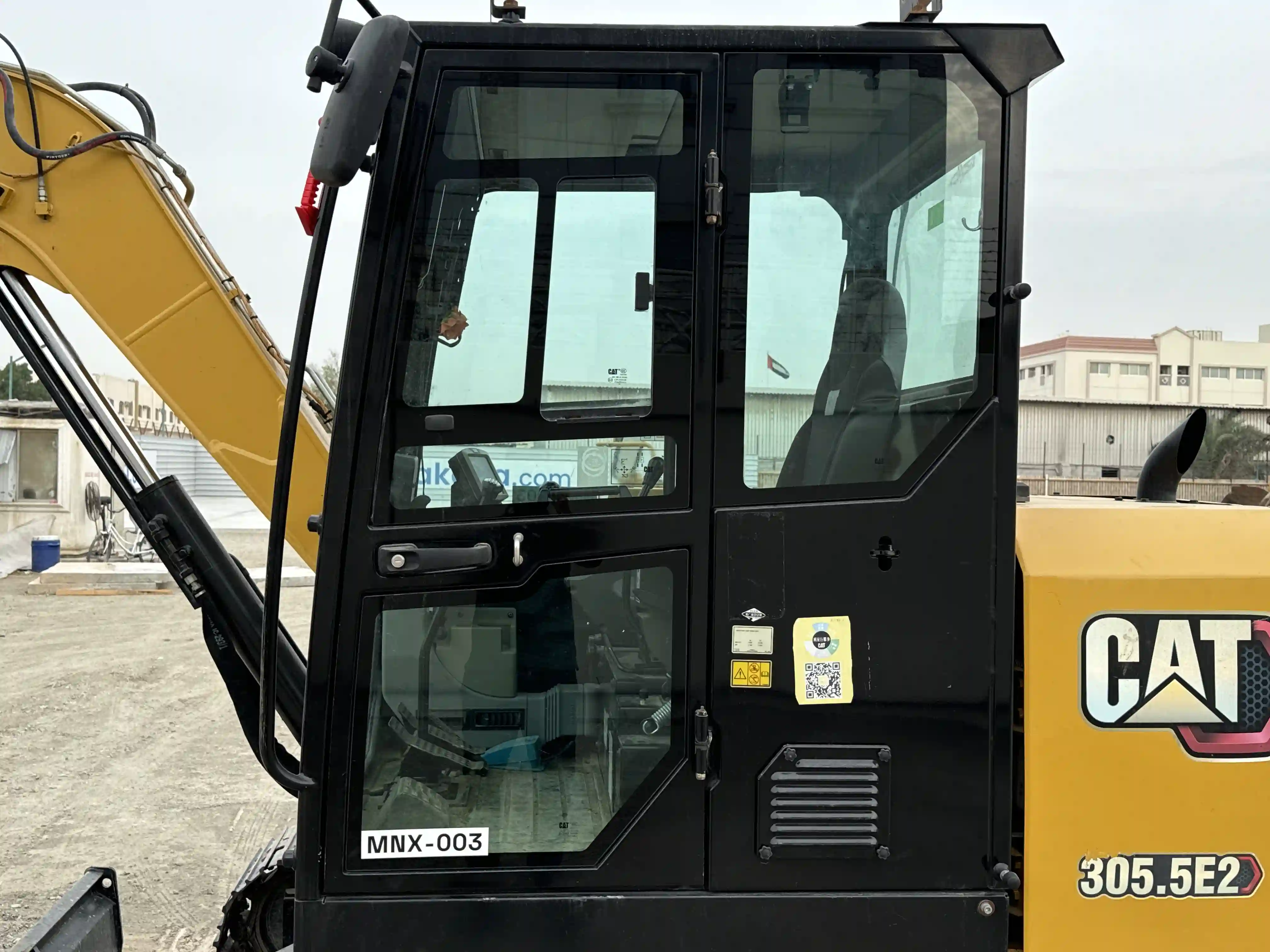 MNX-003-Cat-305.5E2-mini-excavator-inspection-safety-glass-3