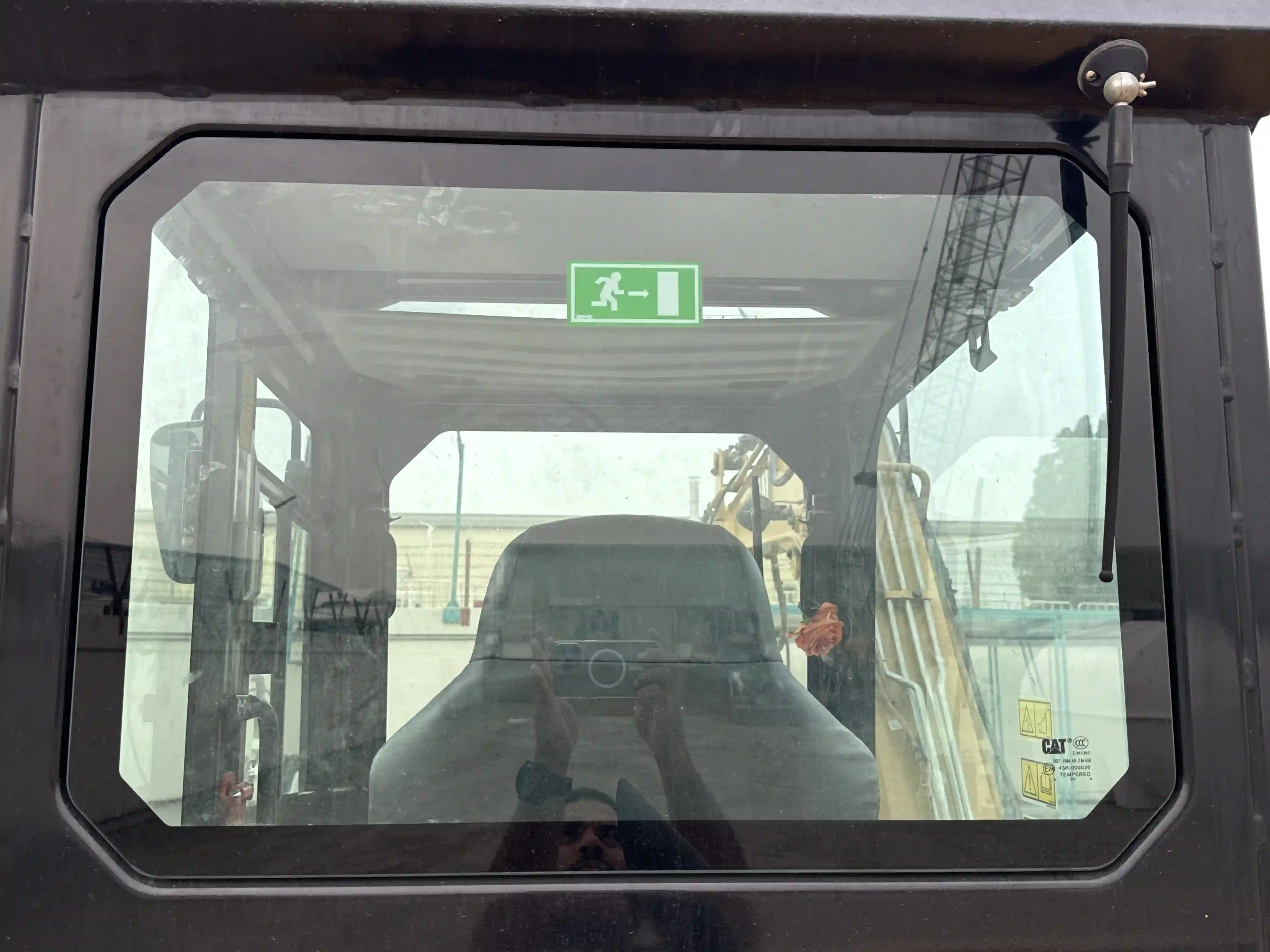 MNX-003-Cat-305.5E2-mini-excavator-inspection-safety-glass-4