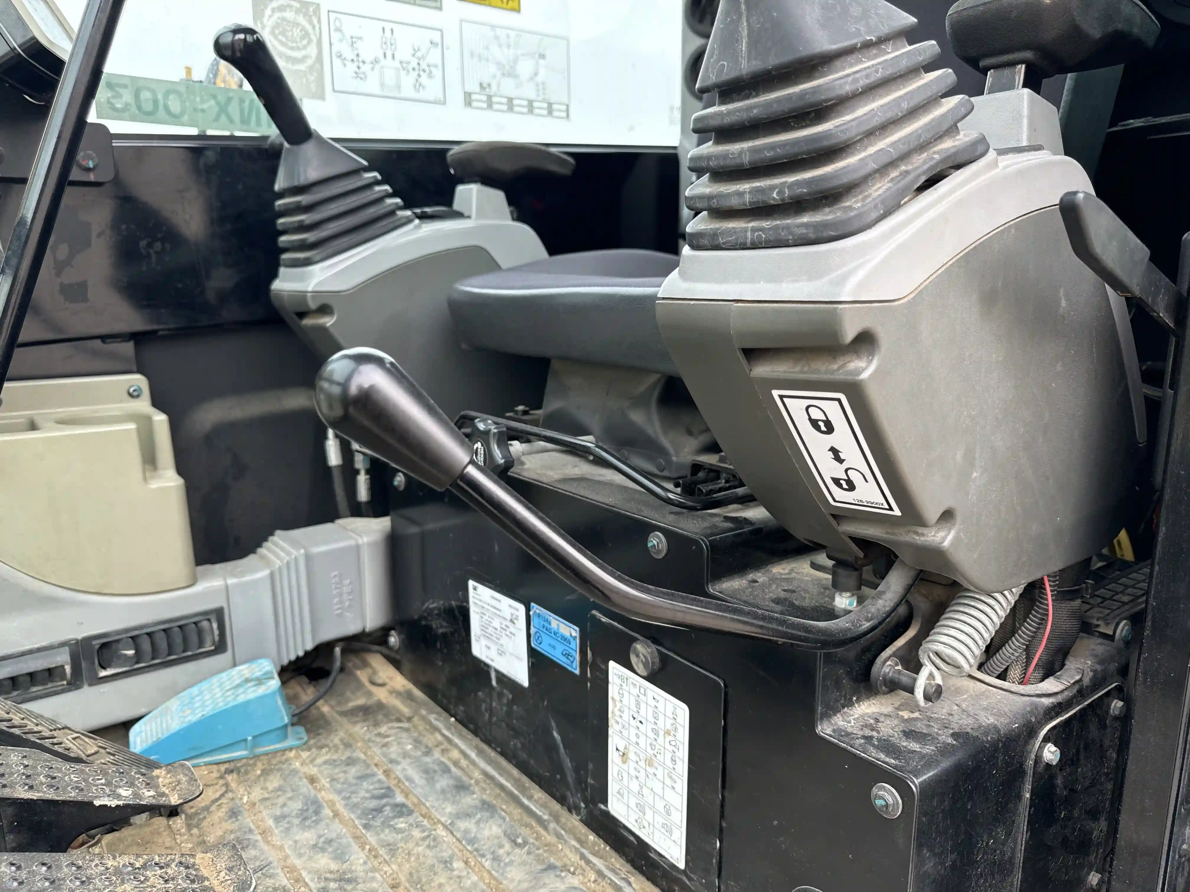 MNX-003-Cat-305.5E2-mini-excavator-inspection-safety-hydraulic-safety-lock-1
