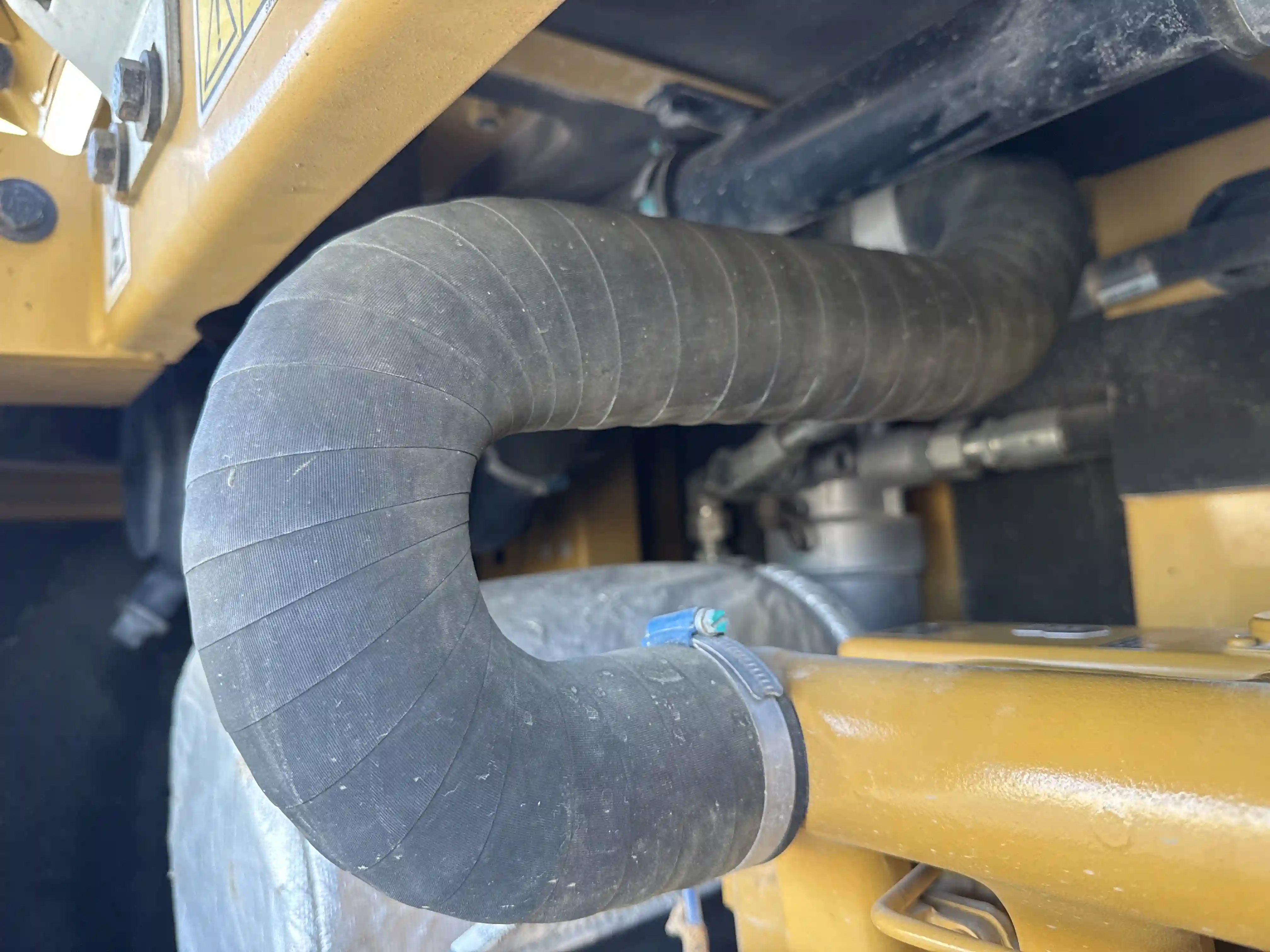 MNX-003-Cat-305.5E2-mini-excavator-inspection-engine-hoses-1