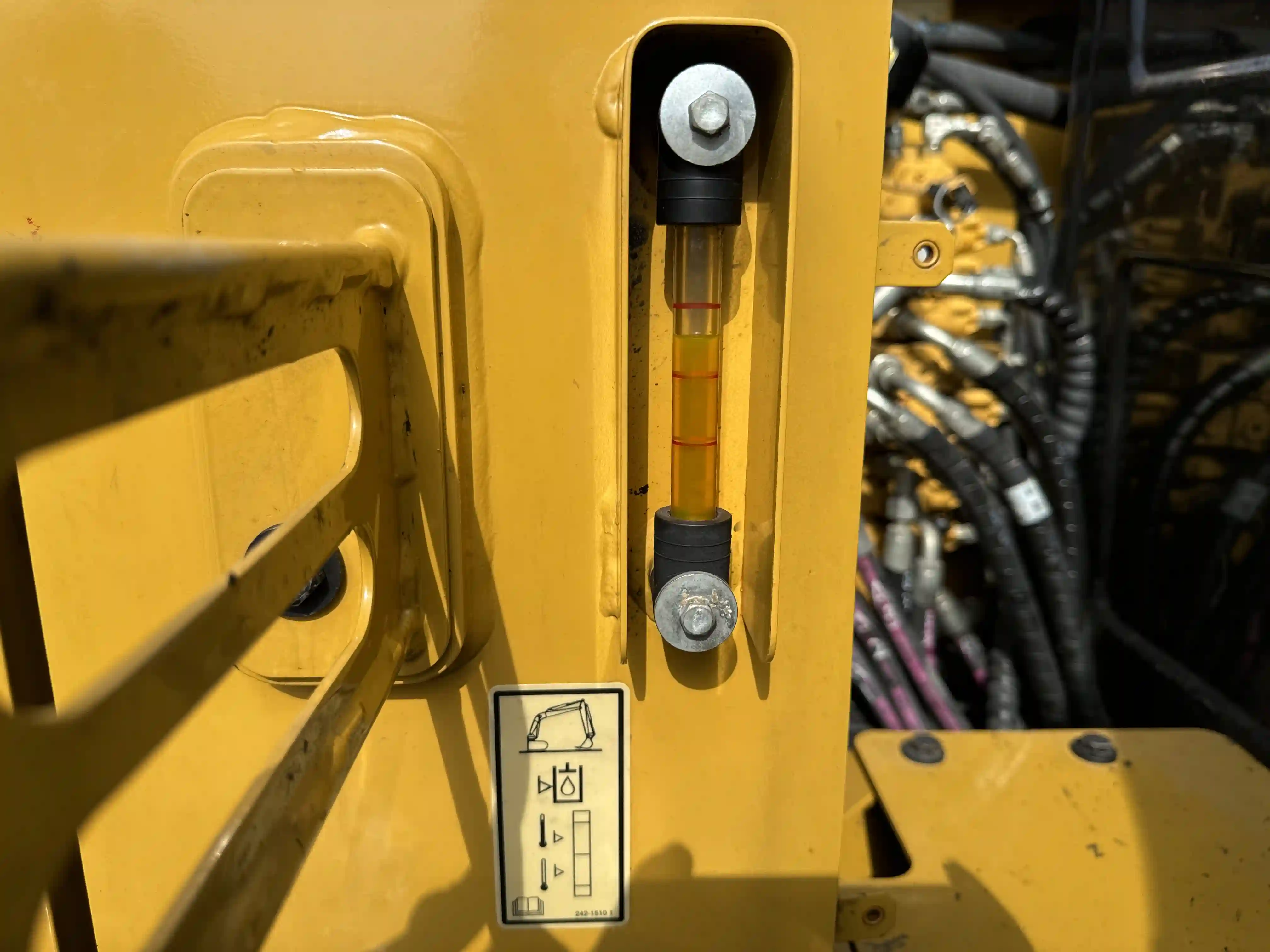 MNX-003-Cat-305.5E2-mini-excavator-inspection-hydraulics-hydraulic-tank-1