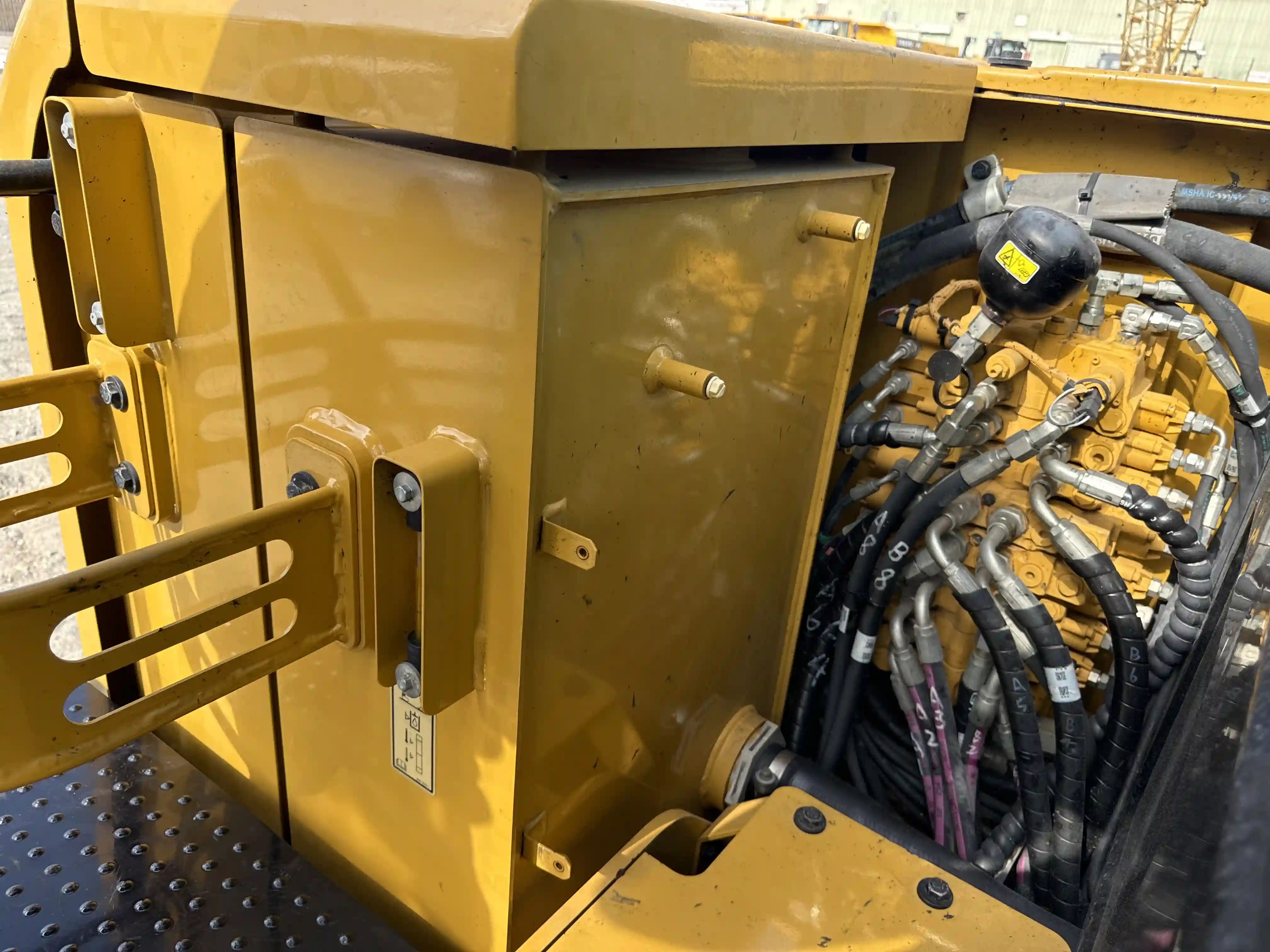 MNX-003-Cat-305.5E2-mini-excavator-inspection-hydraulics-hydraulic-tank-2
