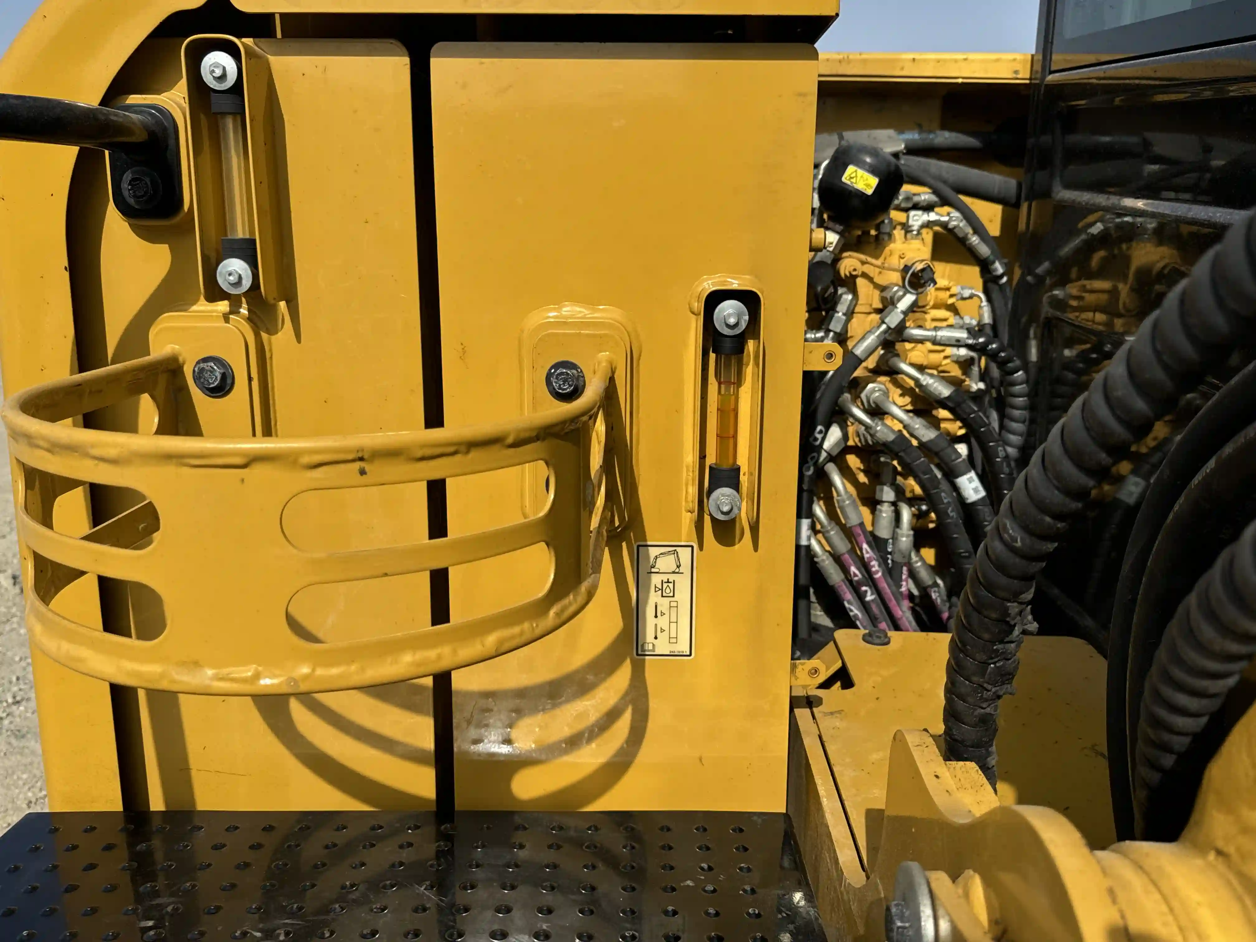 MNX-003-Cat-305.5E2-mini-excavator-inspection-hydraulics-hydraulic-tank-3