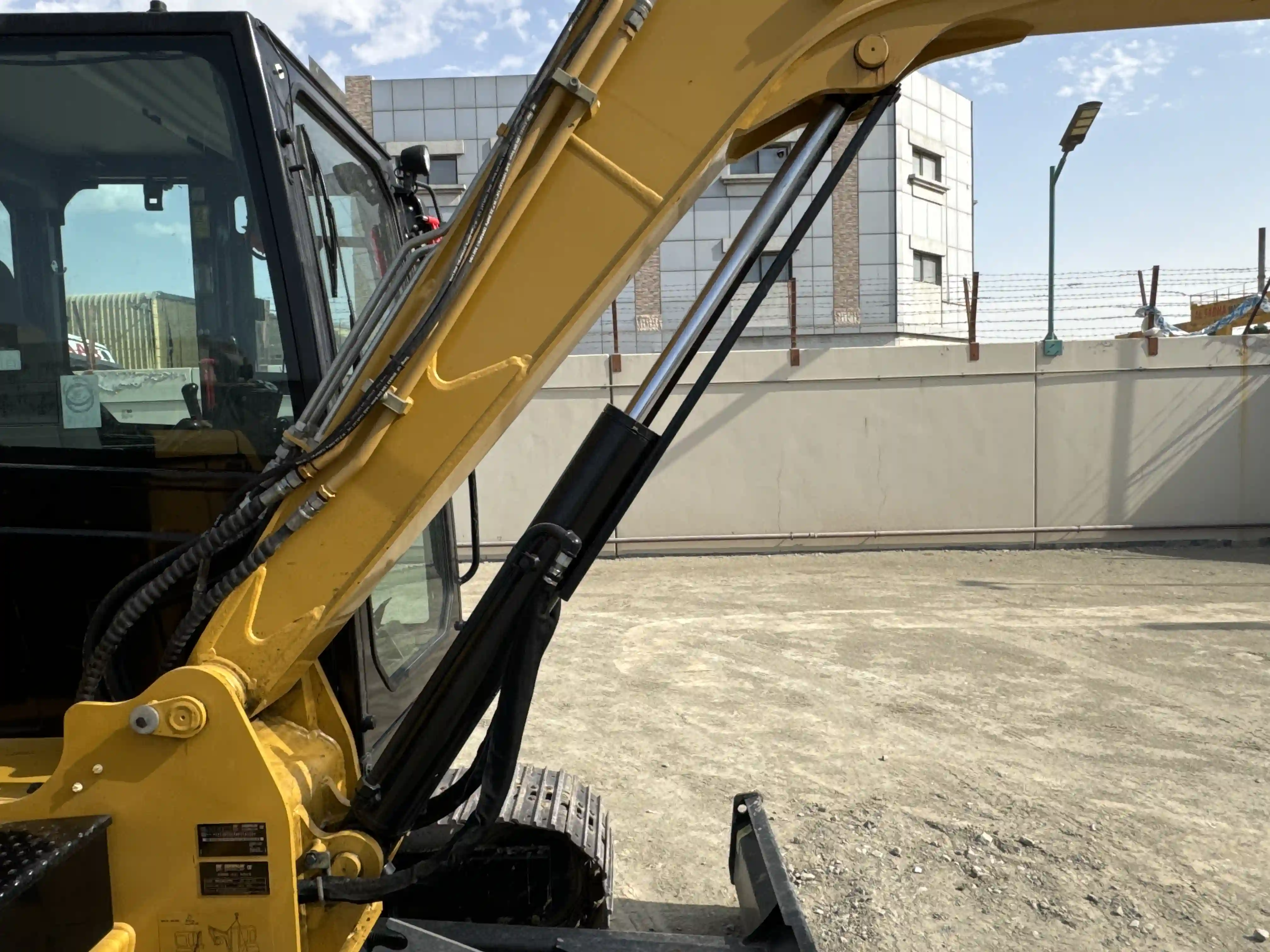 MNX-003-Cat-305.5E2-mini-excavator-inspection-hydraulics-boom-lift-cylinder-1
