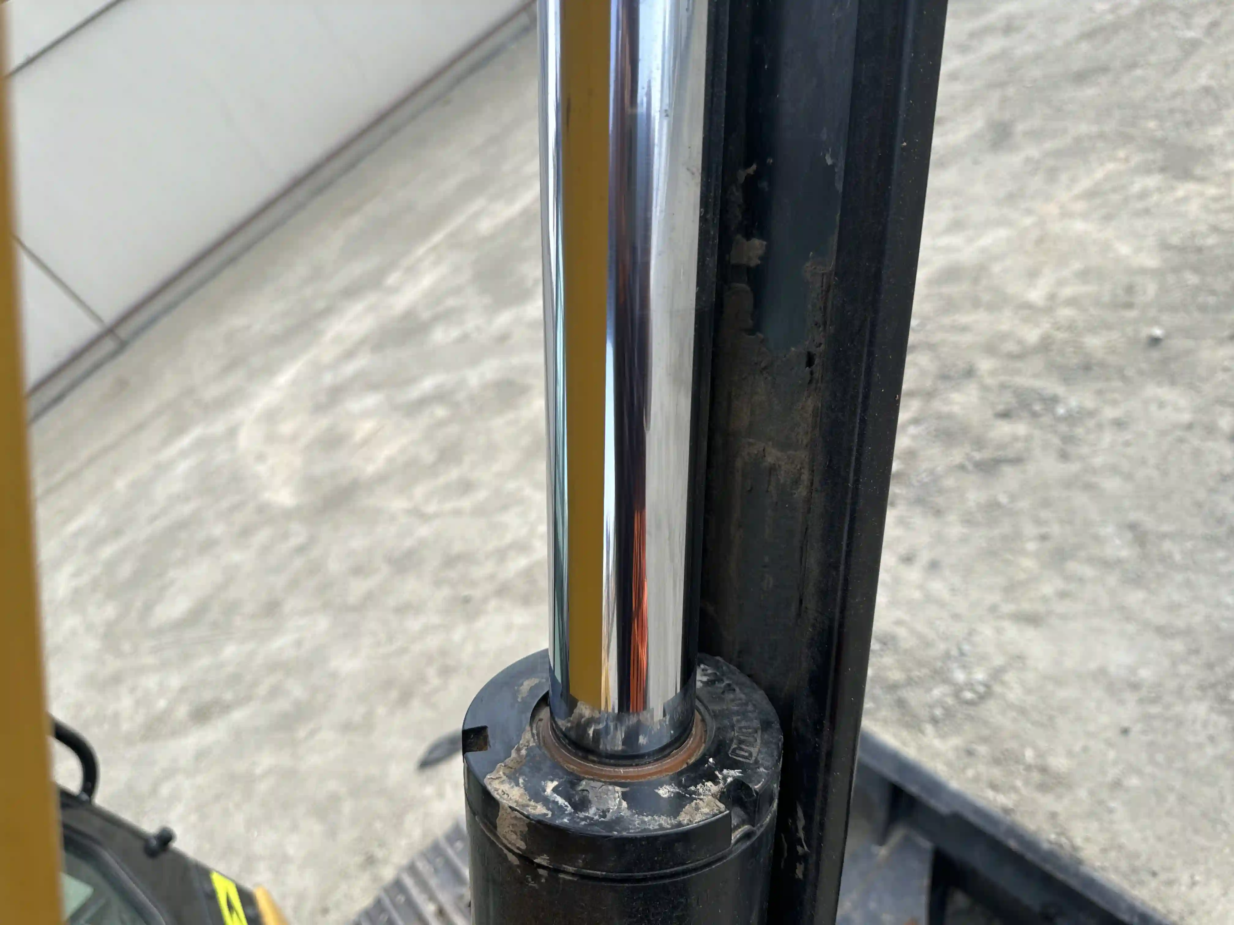 MNX-003-Cat-305.5E2-mini-excavator-inspection-hydraulics-boom-lift-cylinder-3