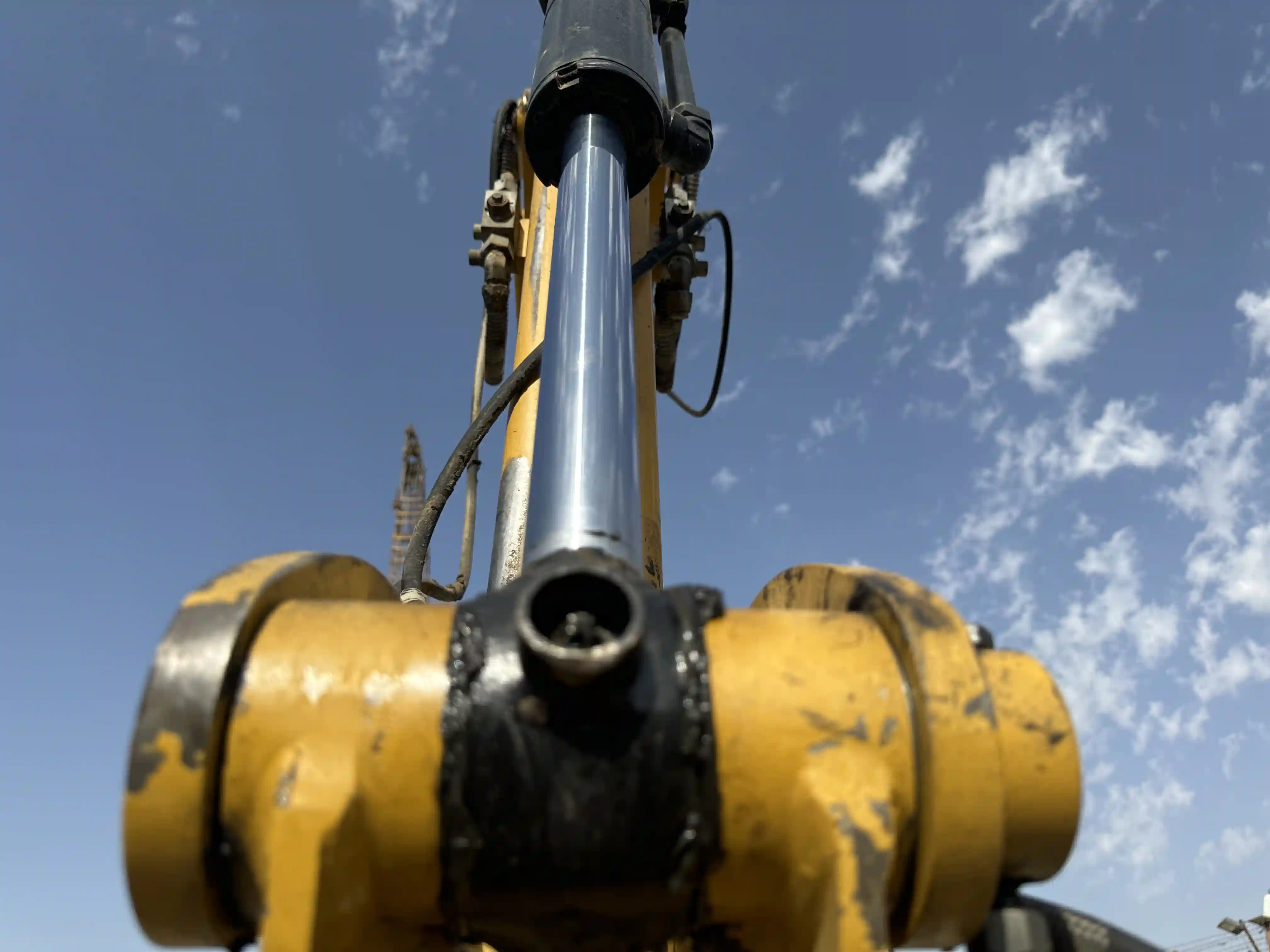 MNX-003-Cat-305.5E2-mini-excavator-inspection-hydraulics-bucket-cylinder-1