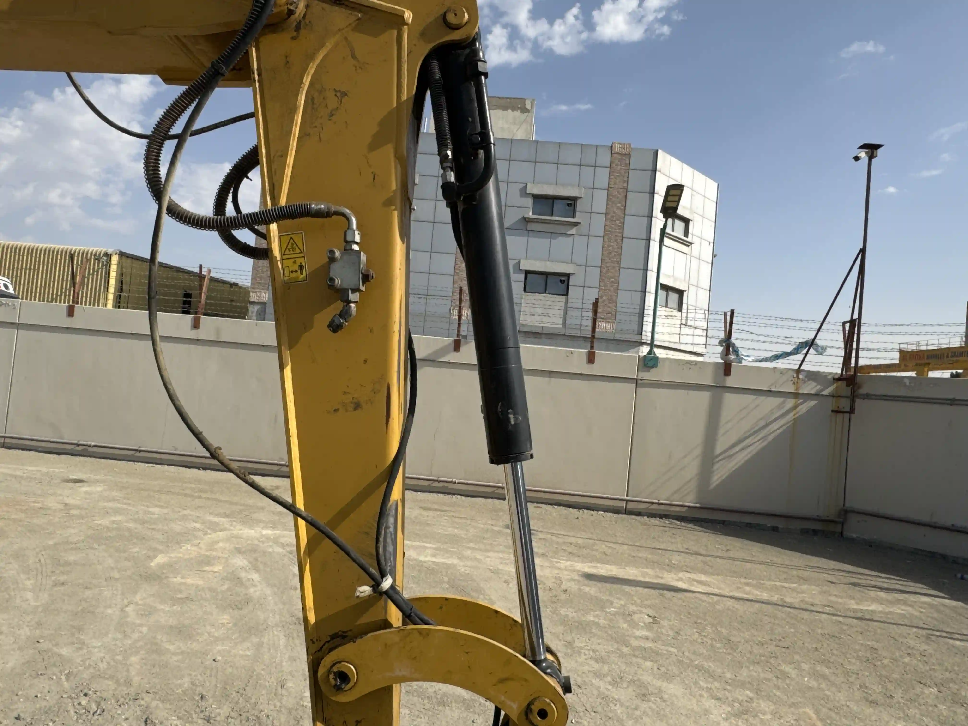 MNX-003-Cat-305.5E2-mini-excavator-inspection-hydraulics-bucket-cylinder-2