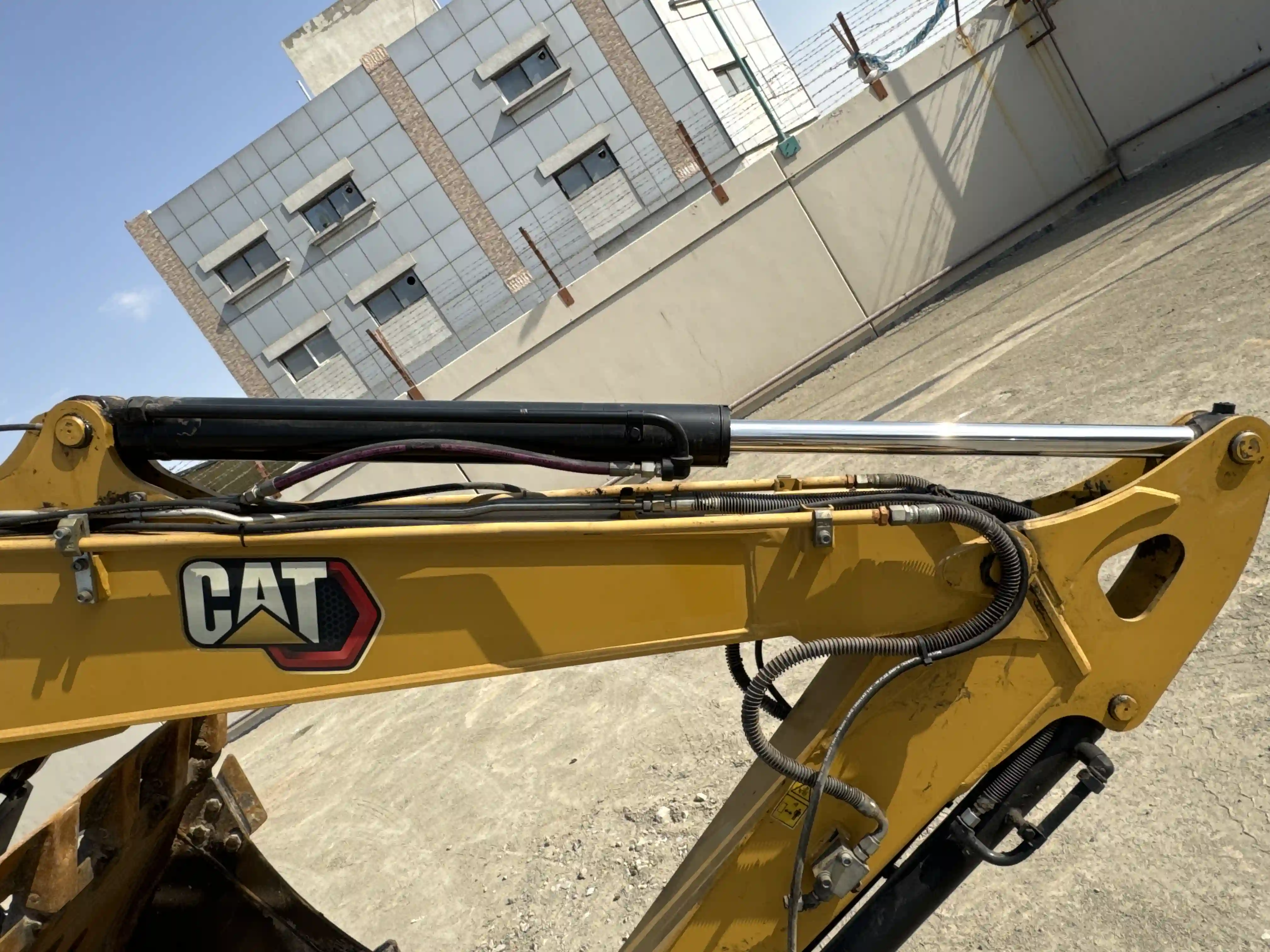 MNX-003-Cat-305.5E2-mini-excavator-inspection-hydraulics-stick-cylinder-1