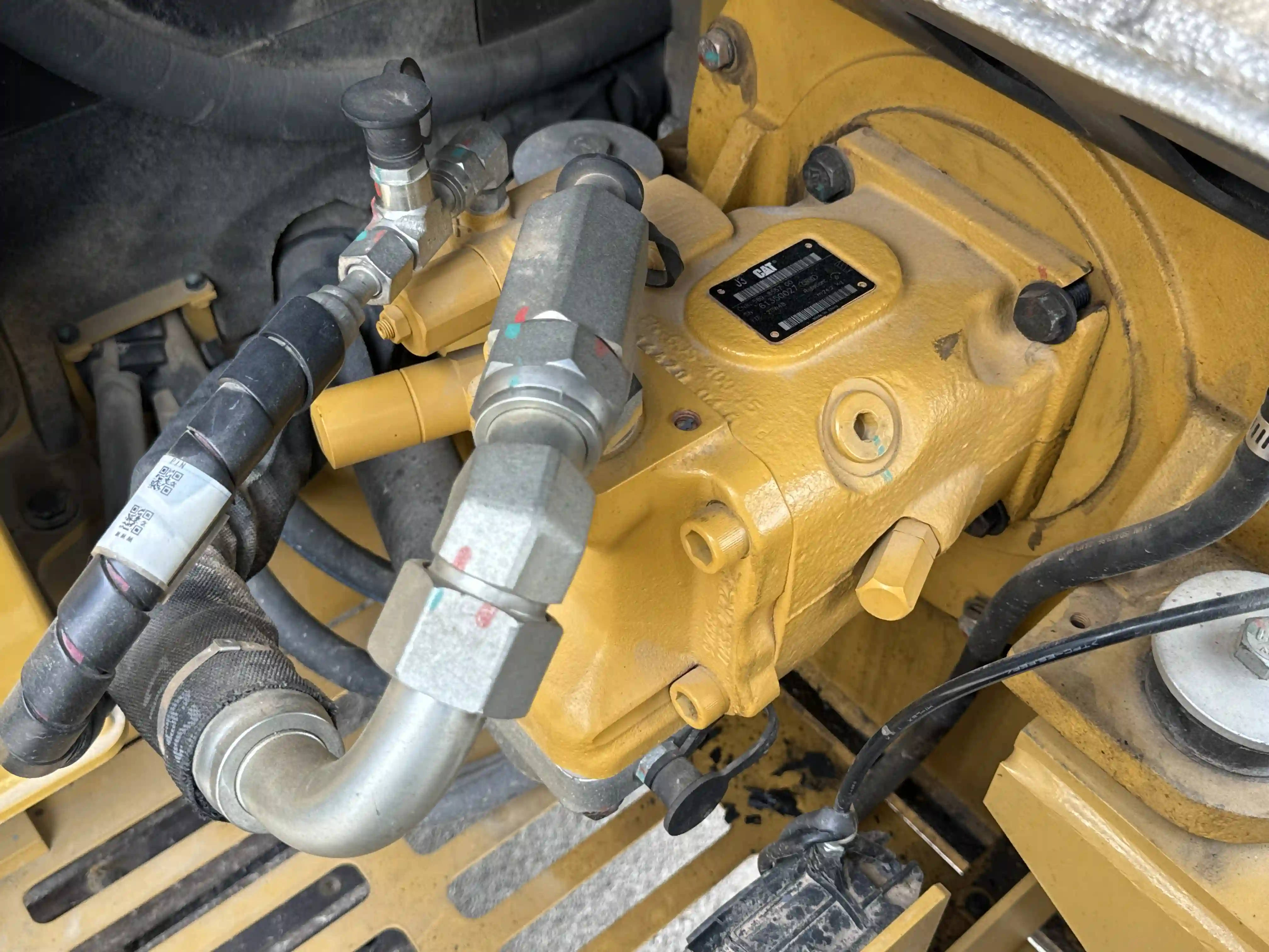 MNX-003-Cat-305.5E2-mini-excavator-inspection-hydraulics-hydraulic-pump-1