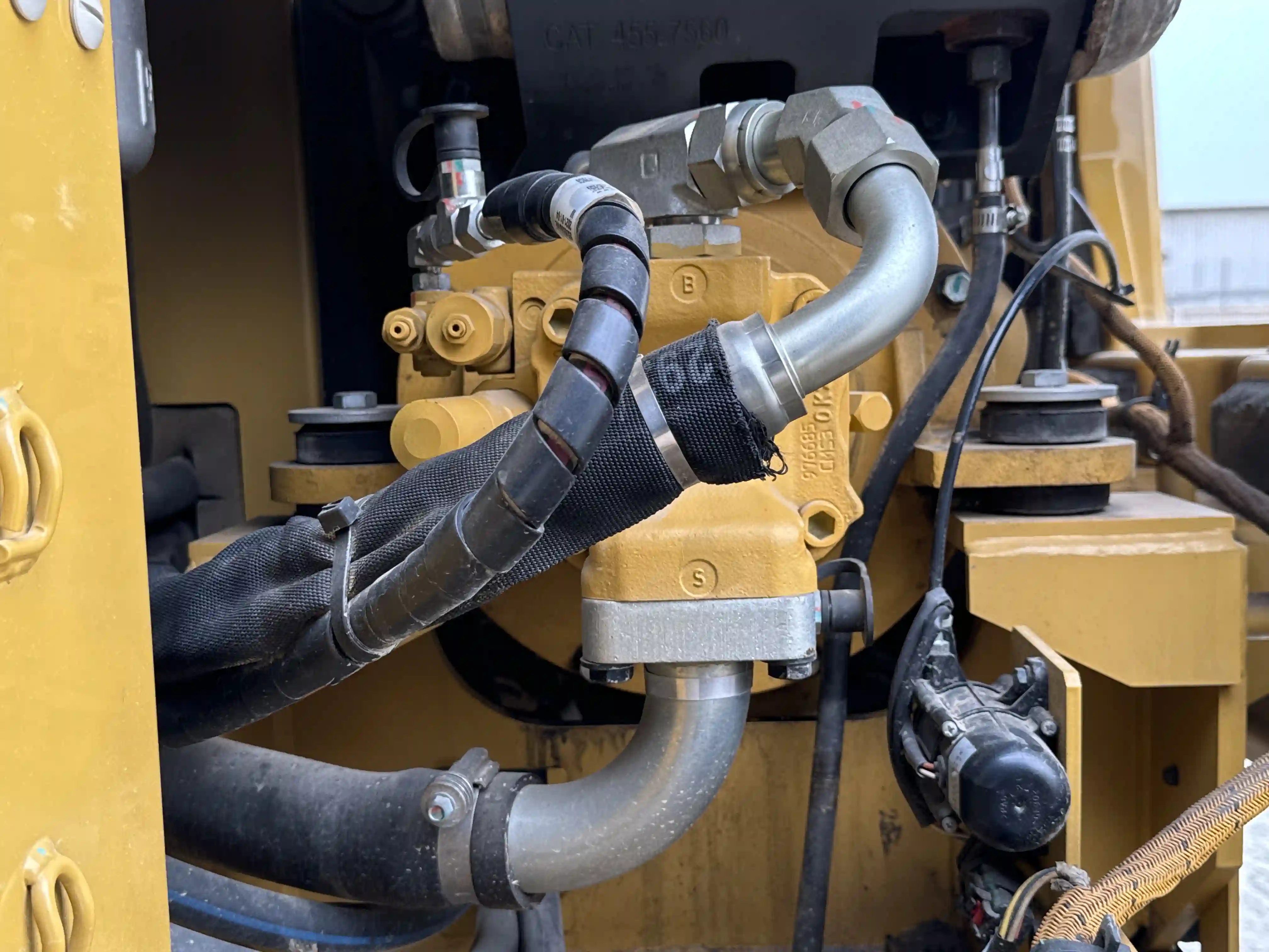 MNX-003-Cat-305.5E2-mini-excavator-inspection-hydraulics-hydraulic-pump-2