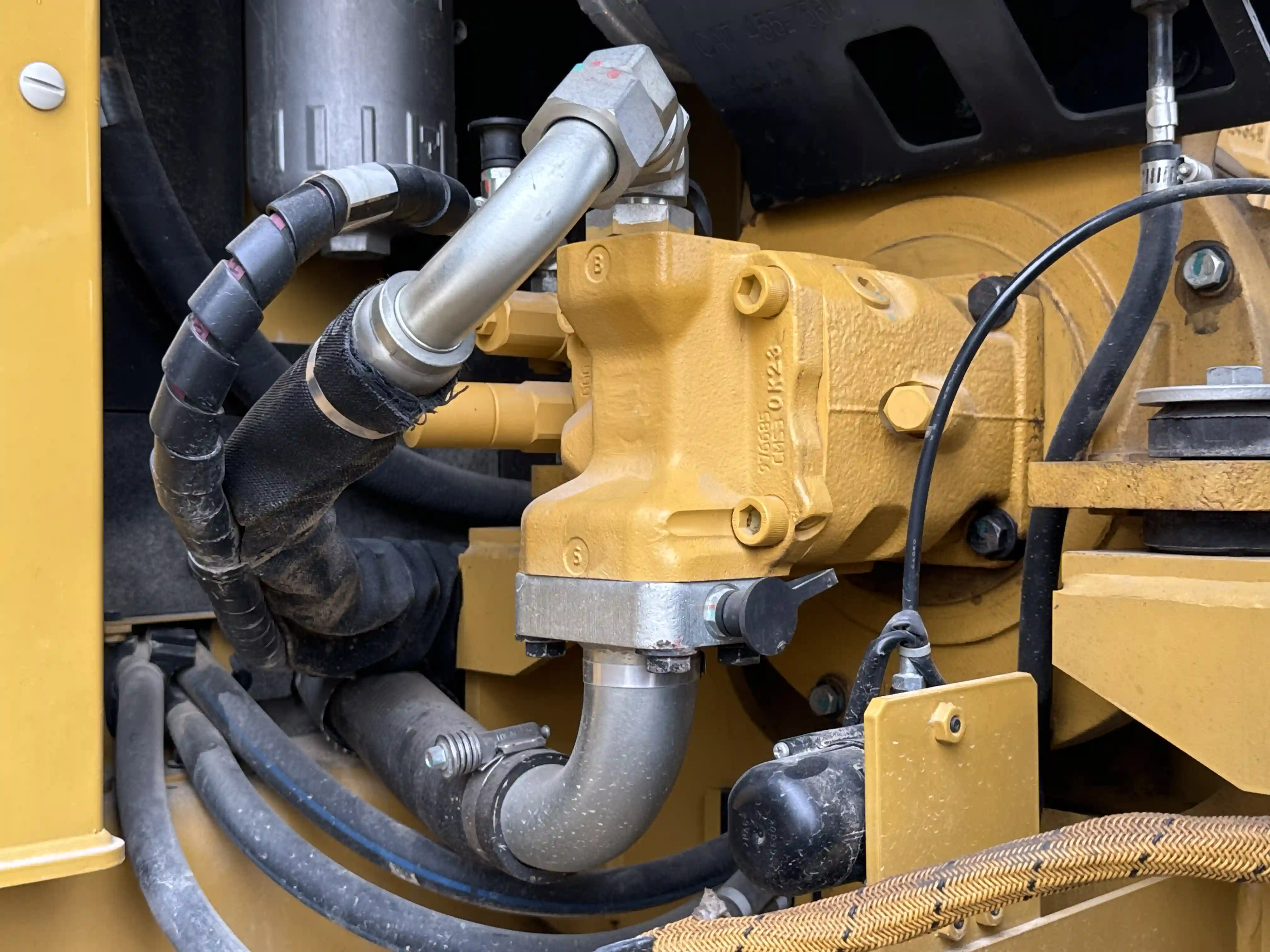 MNX-003-Cat-305.5E2-mini-excavator-inspection-hydraulics-hydraulic-pump-3