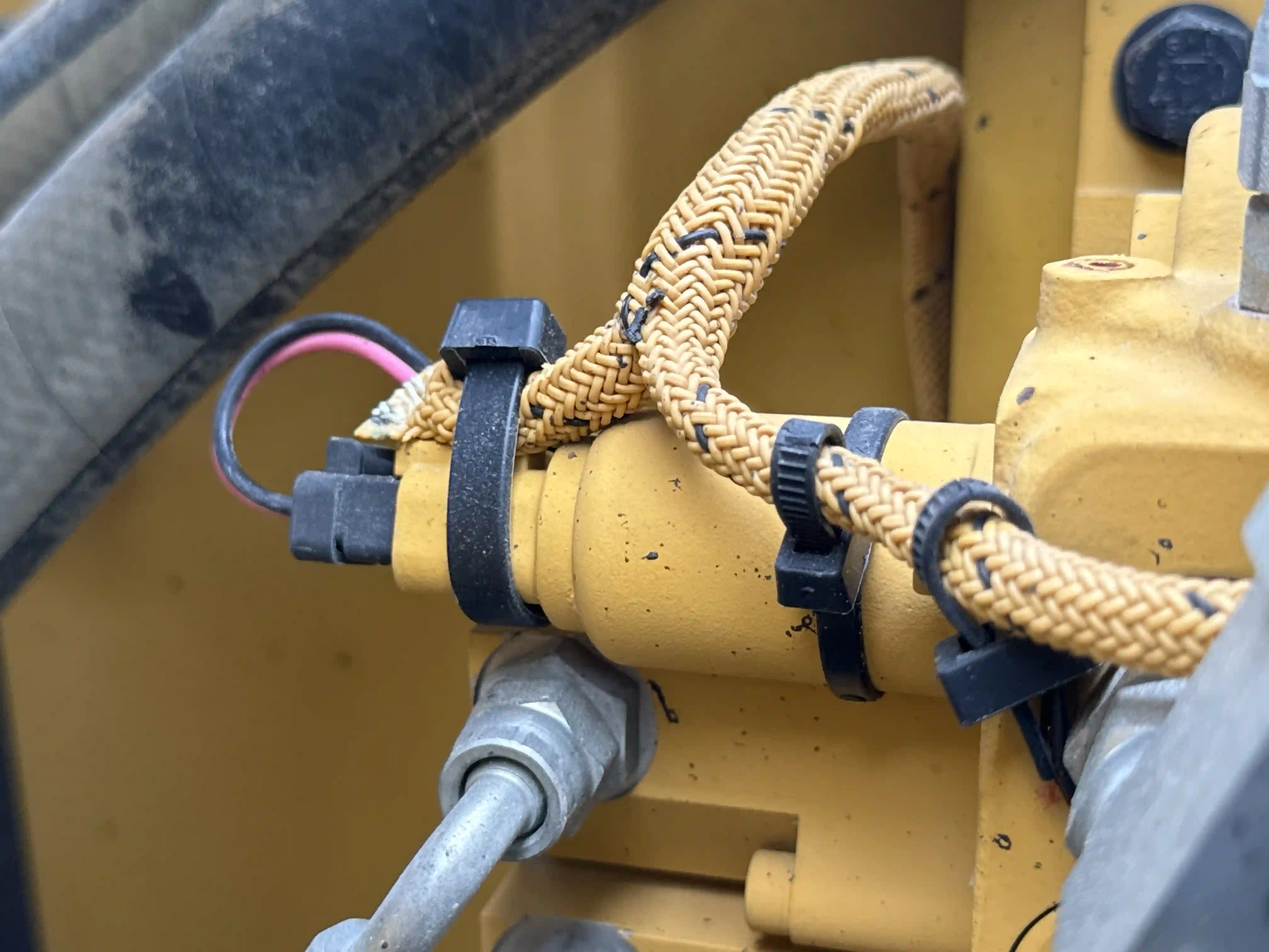 MNX-003-Cat-305.5E2-mini-excavator-inspection-hydraulics-wiring-harness-1