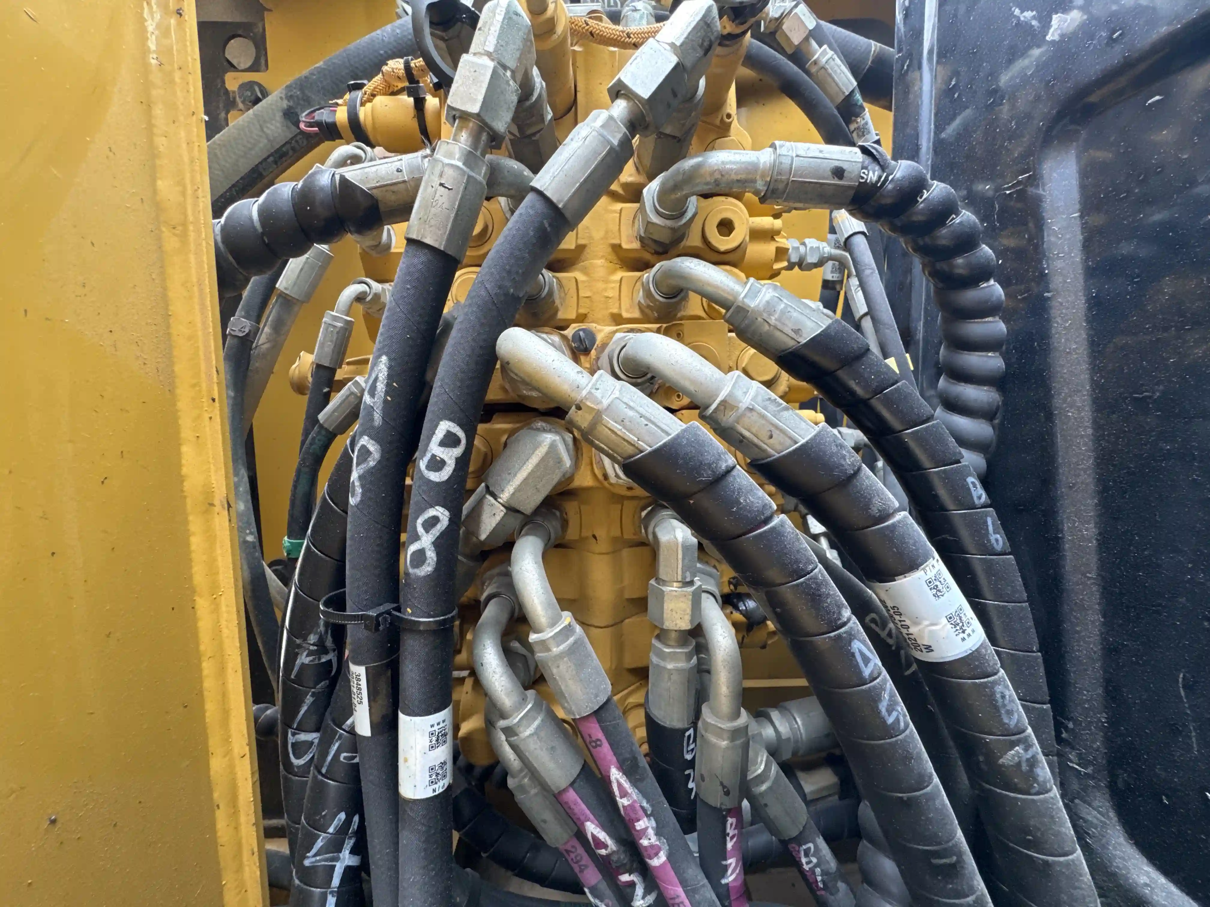 MNX-003-Cat-305.5E2-mini-excavator-inspection-hydraulics-main-control-valve-MCV-1
