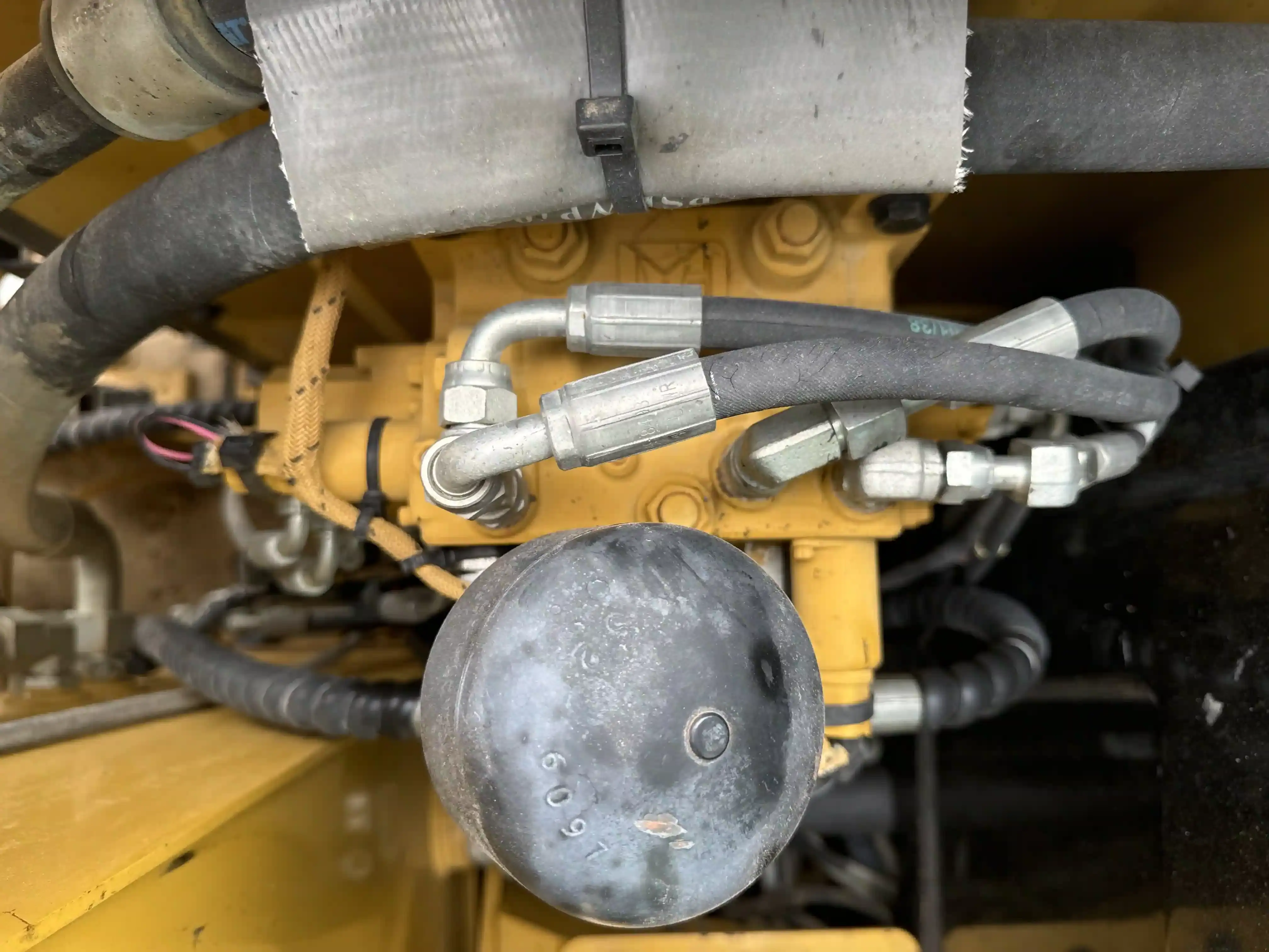 MNX-003-Cat-305.5E2-mini-excavator-inspection-hydraulics-main-control-valve-MCV-3