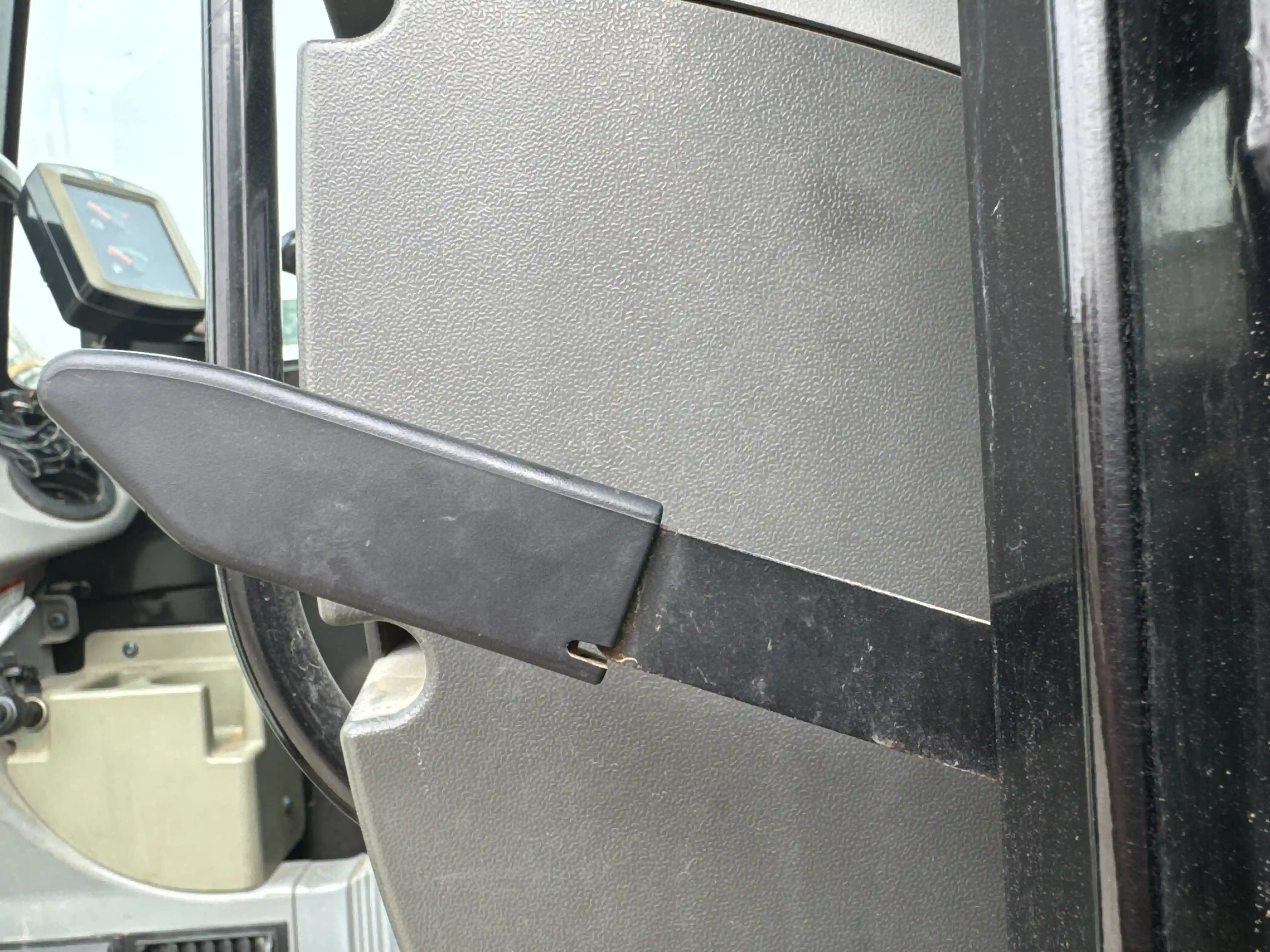 MNX-003-Cat-305.5E2-mini-excavator-inspection-cabin-door-handles-3
