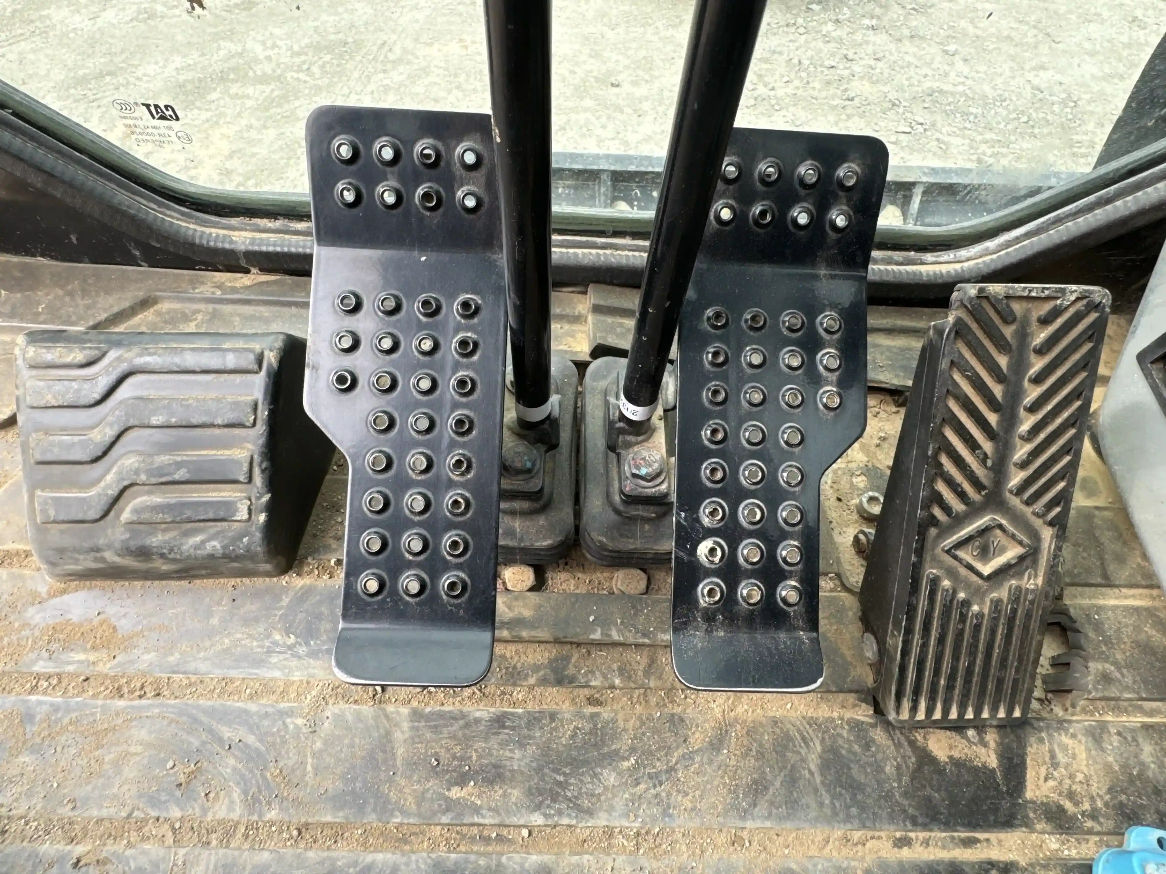 MNX-003-Cat-305.5E2-mini-excavator-inspection-cabin-pedals
