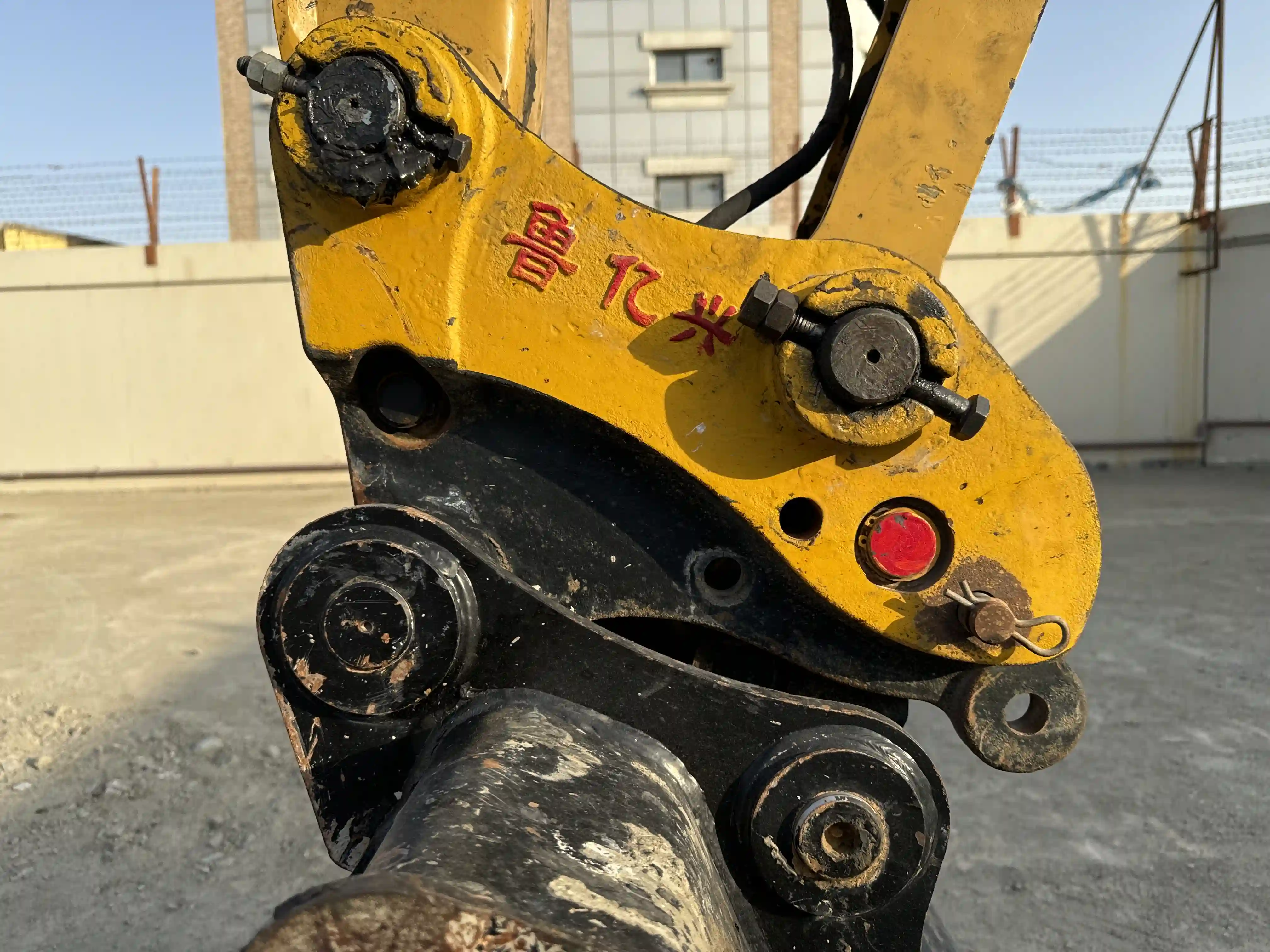 MNX-003-Cat-305.5E2-mini-excavator-inspection-chassis-pin-and-bushings-stick-to-bucket-2