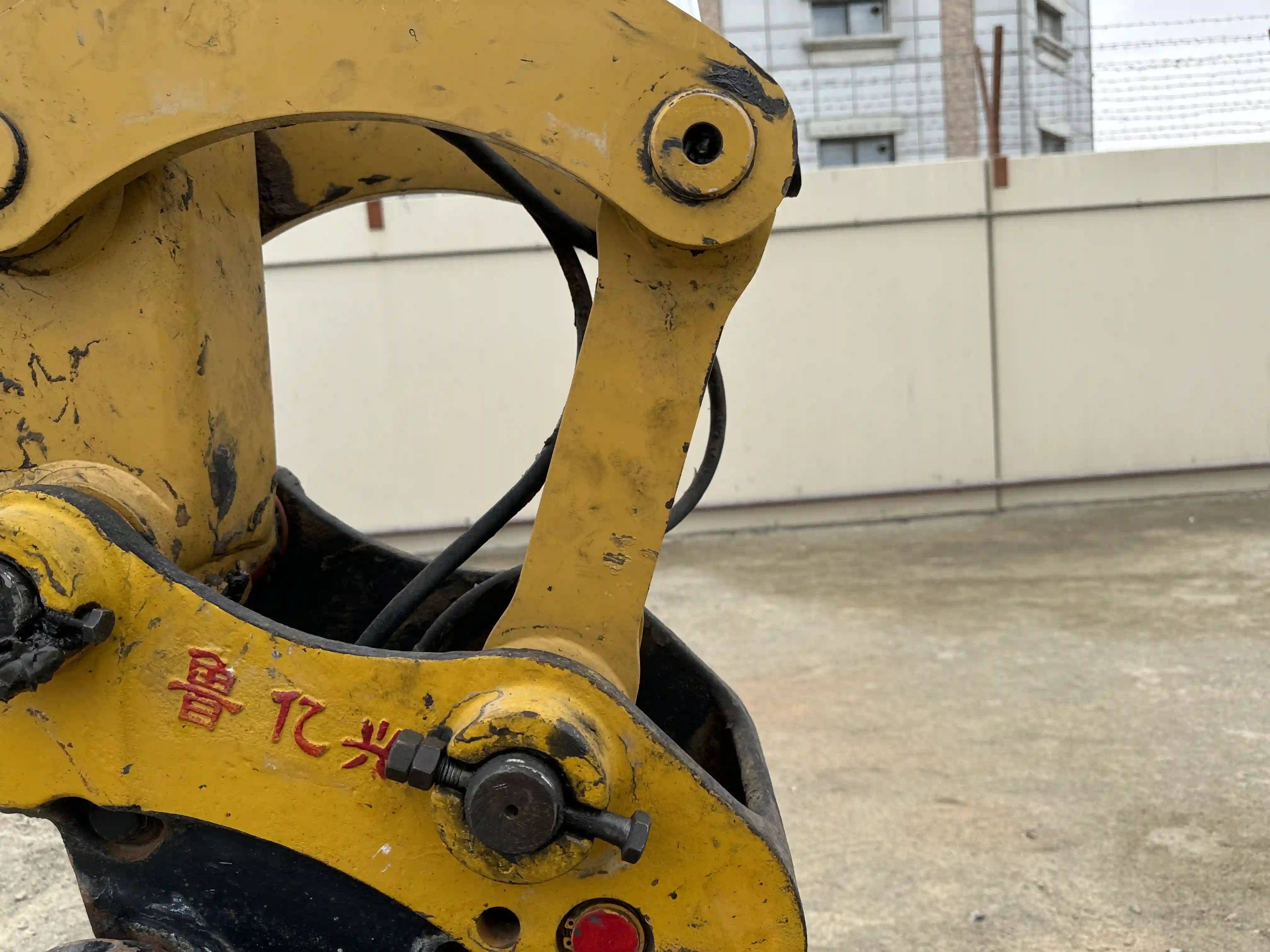 MNX-003-Cat-305.5E2-mini-excavator-inspection-chassis-H-link-1