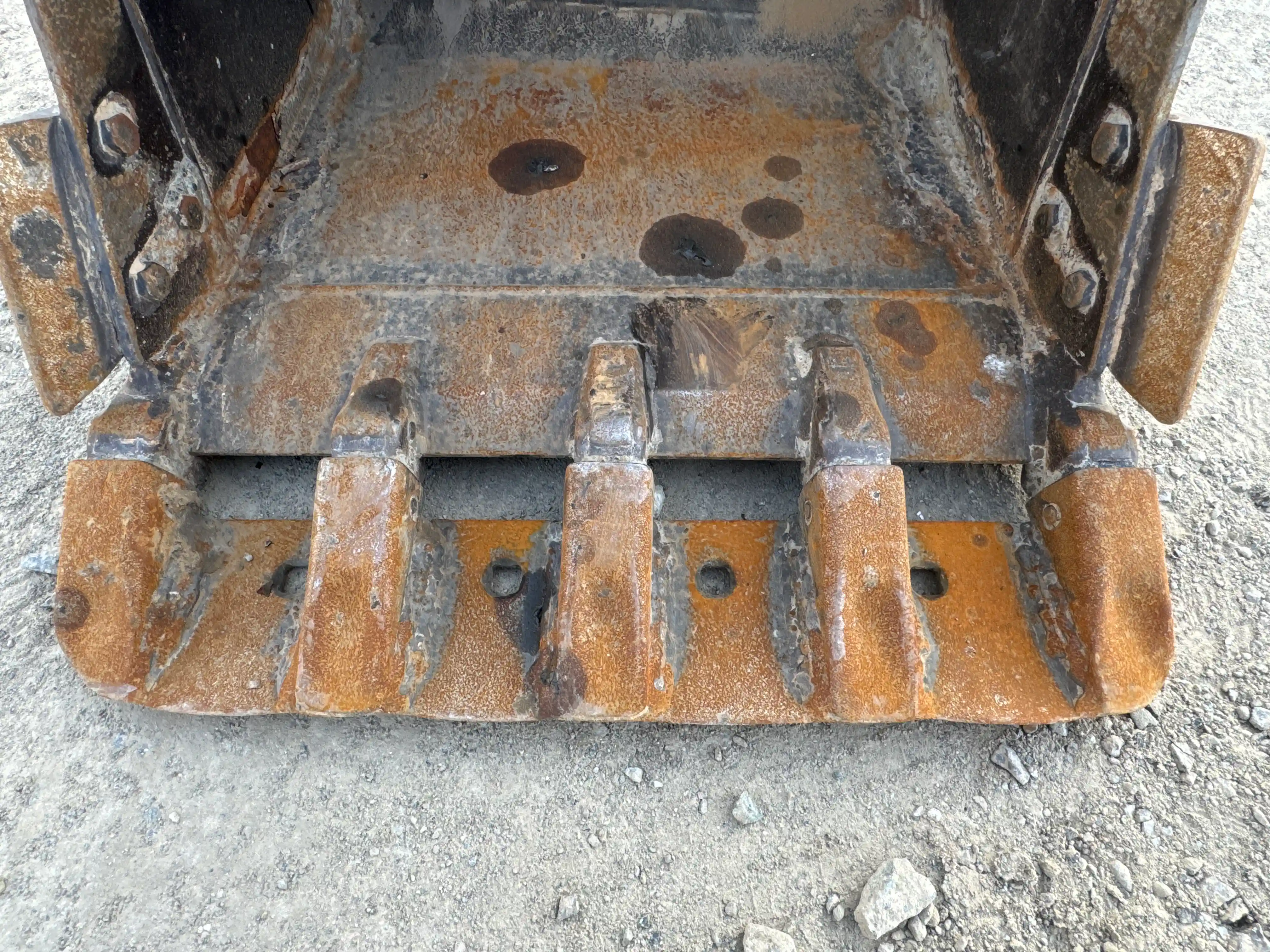 MNX-003-Cat-305.5E2-mini-excavator-inspection-attachment-excavator-bucket-teeth-1