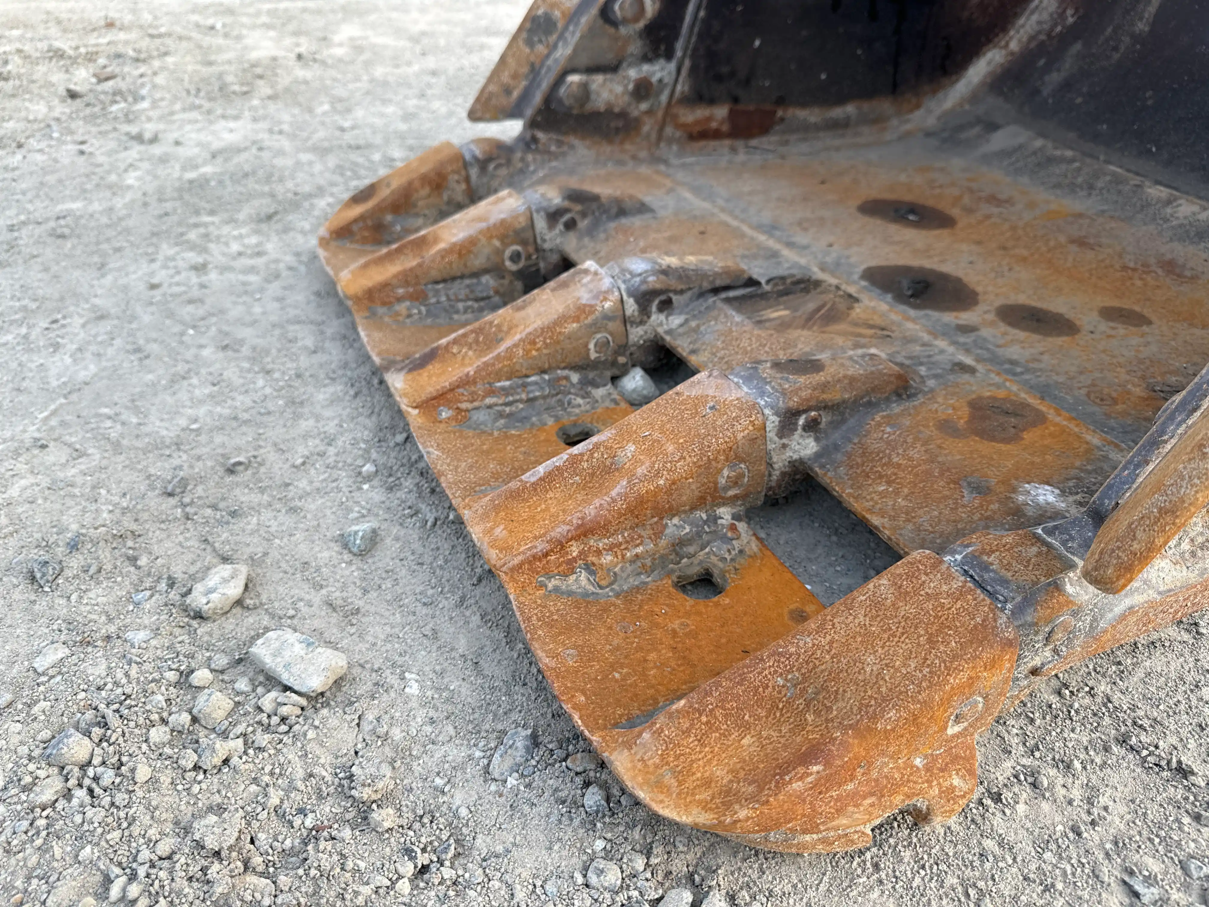 MNX-003-Cat-305.5E2-mini-excavator-inspection-attachment-excavator-bucket-teeth-2