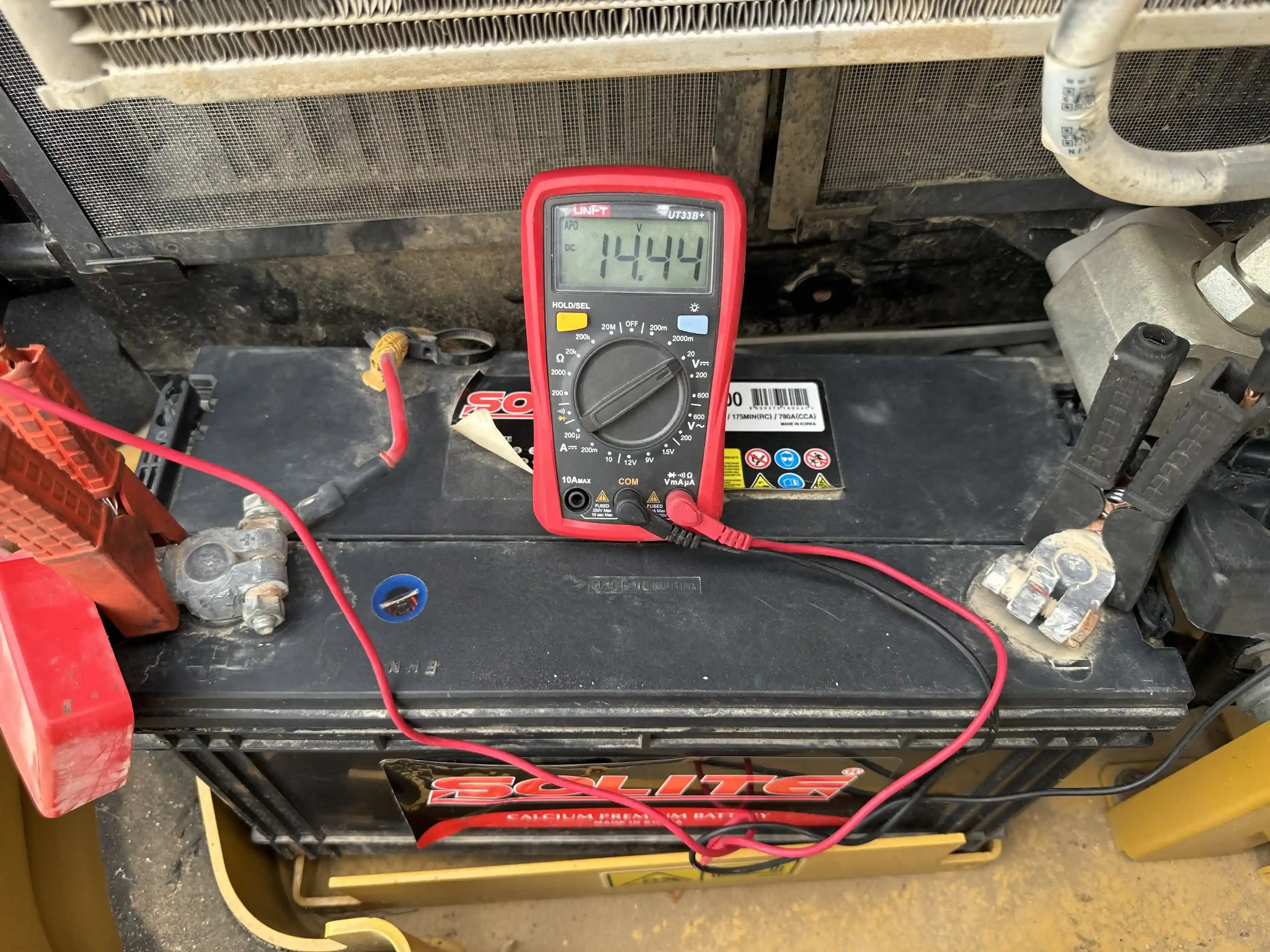 MNX-003-Cat-305.5E2-mini-excavator-inspection-electronics-battery-1