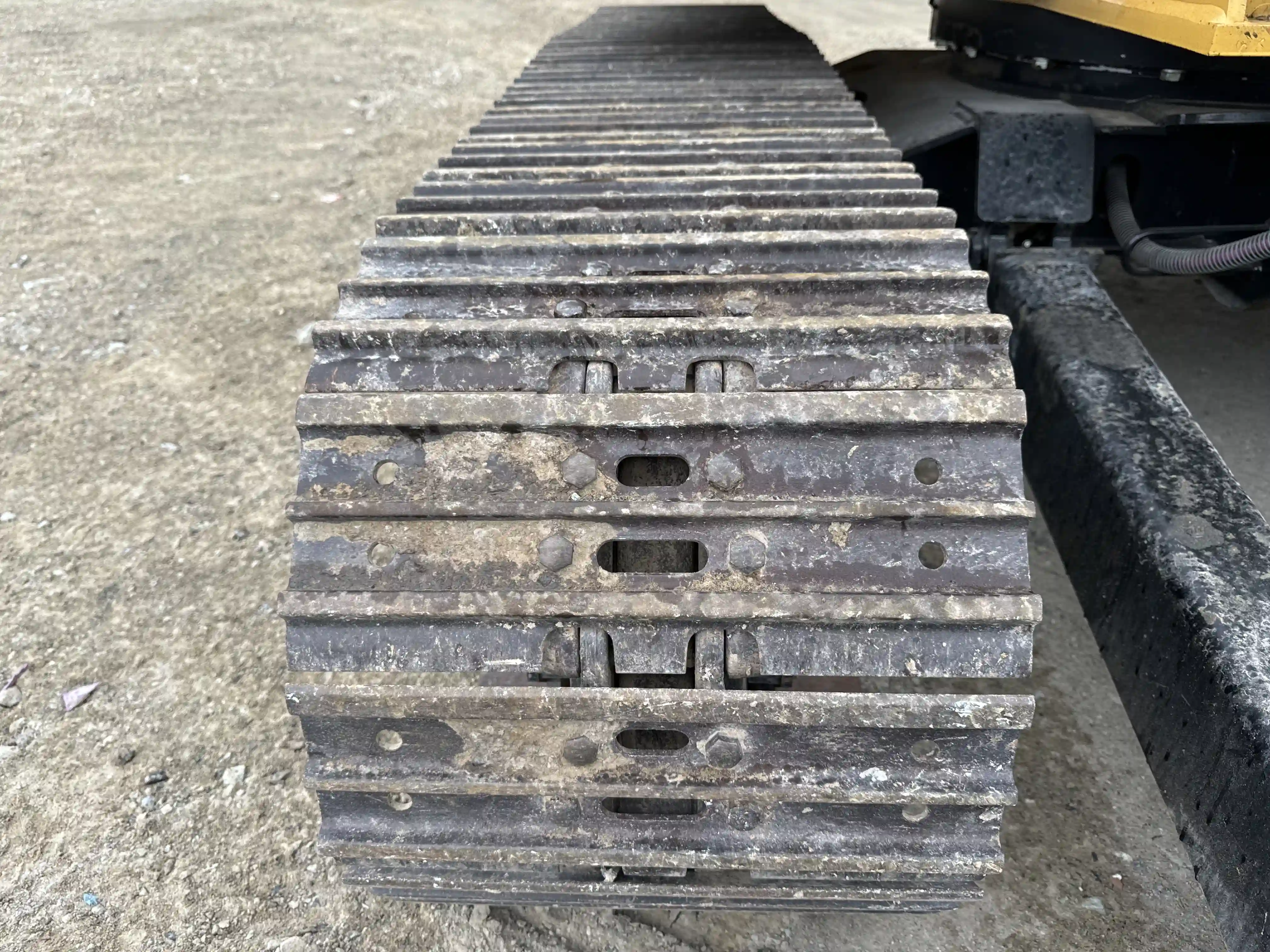 MNX-003-Cat-305.5E2-mini-excavator-inspection-undercarriage-right-track-shoes-1