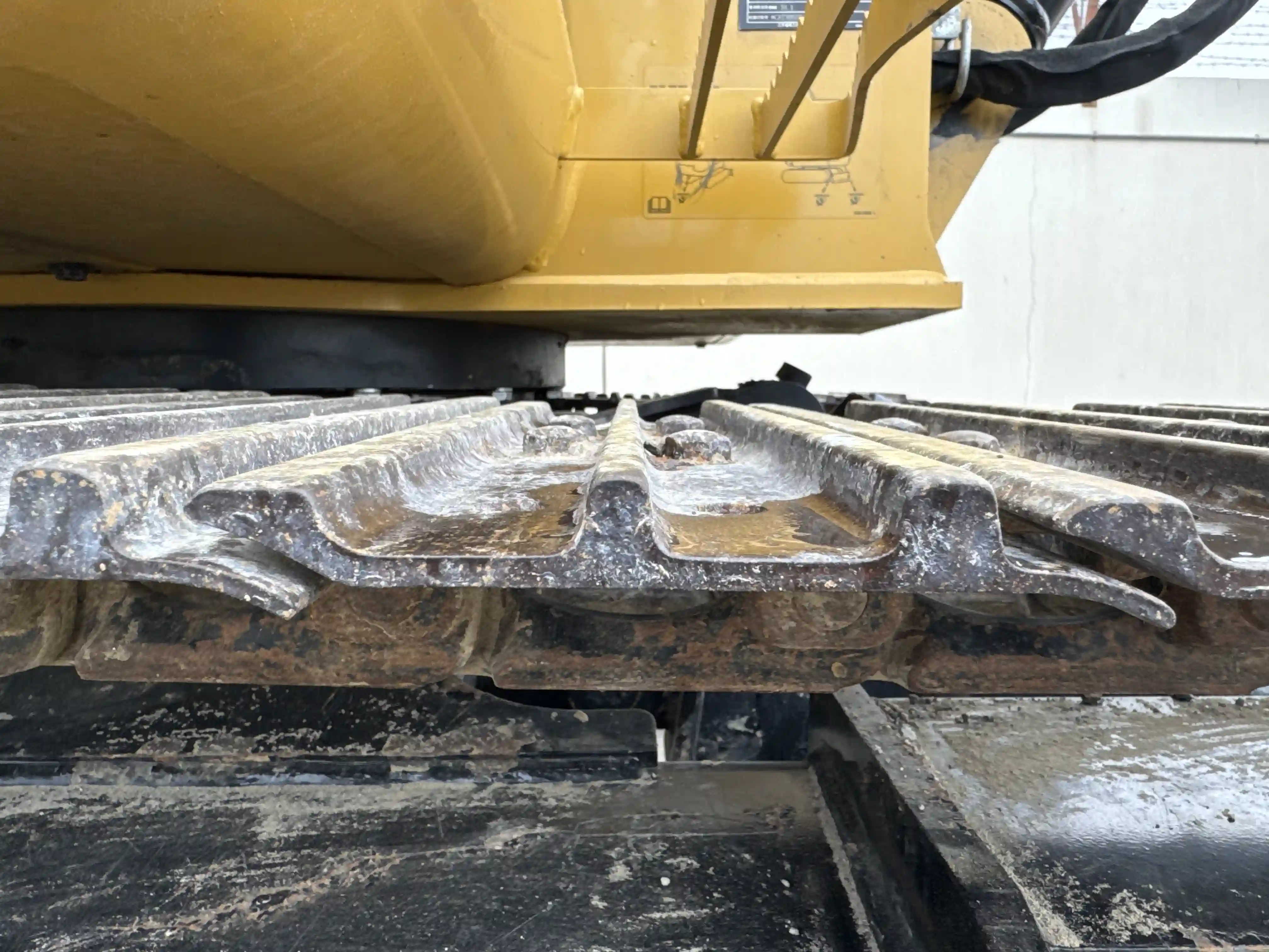 MNX-003-Cat-305.5E2-mini-excavator-inspection-undercarriage-right-track-shoes-2