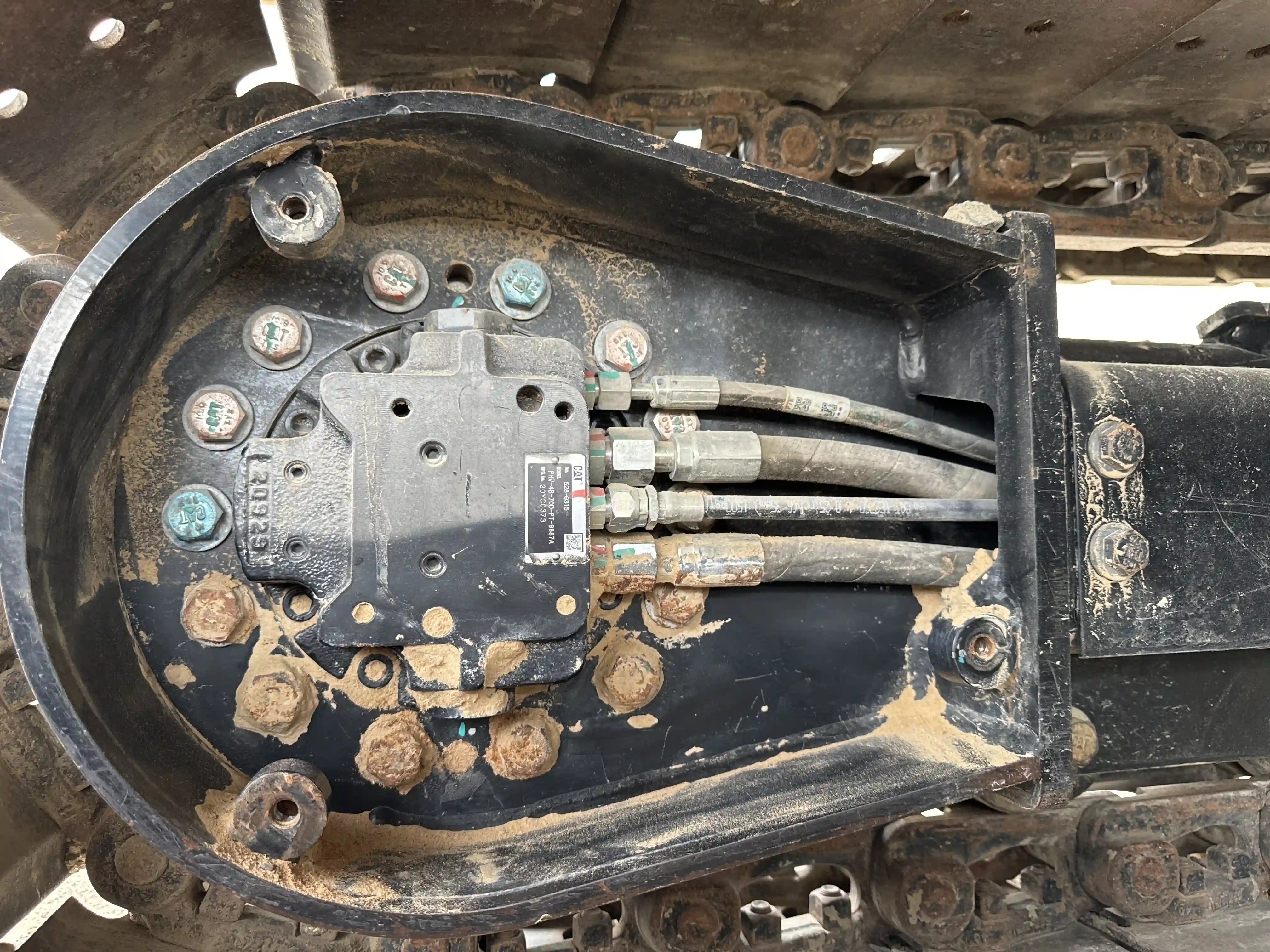 MNX-003-Cat-305.5E2-mini-excavator-inspection-undercarriage-final-drives-1
