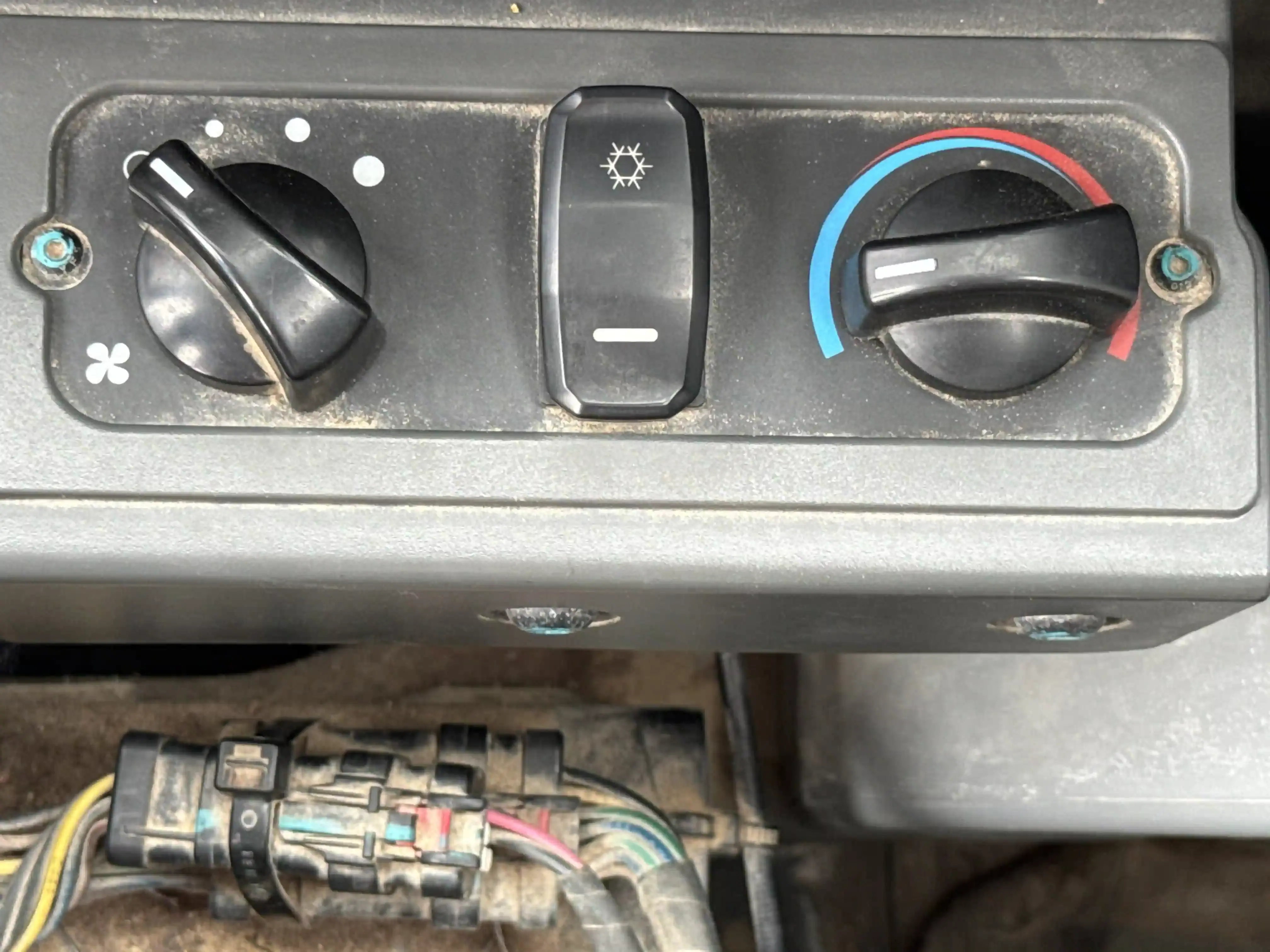 MNX-003-Cat-305.5E2-mini-excavator-inspection-air-conditioning-AC-control-panel-2