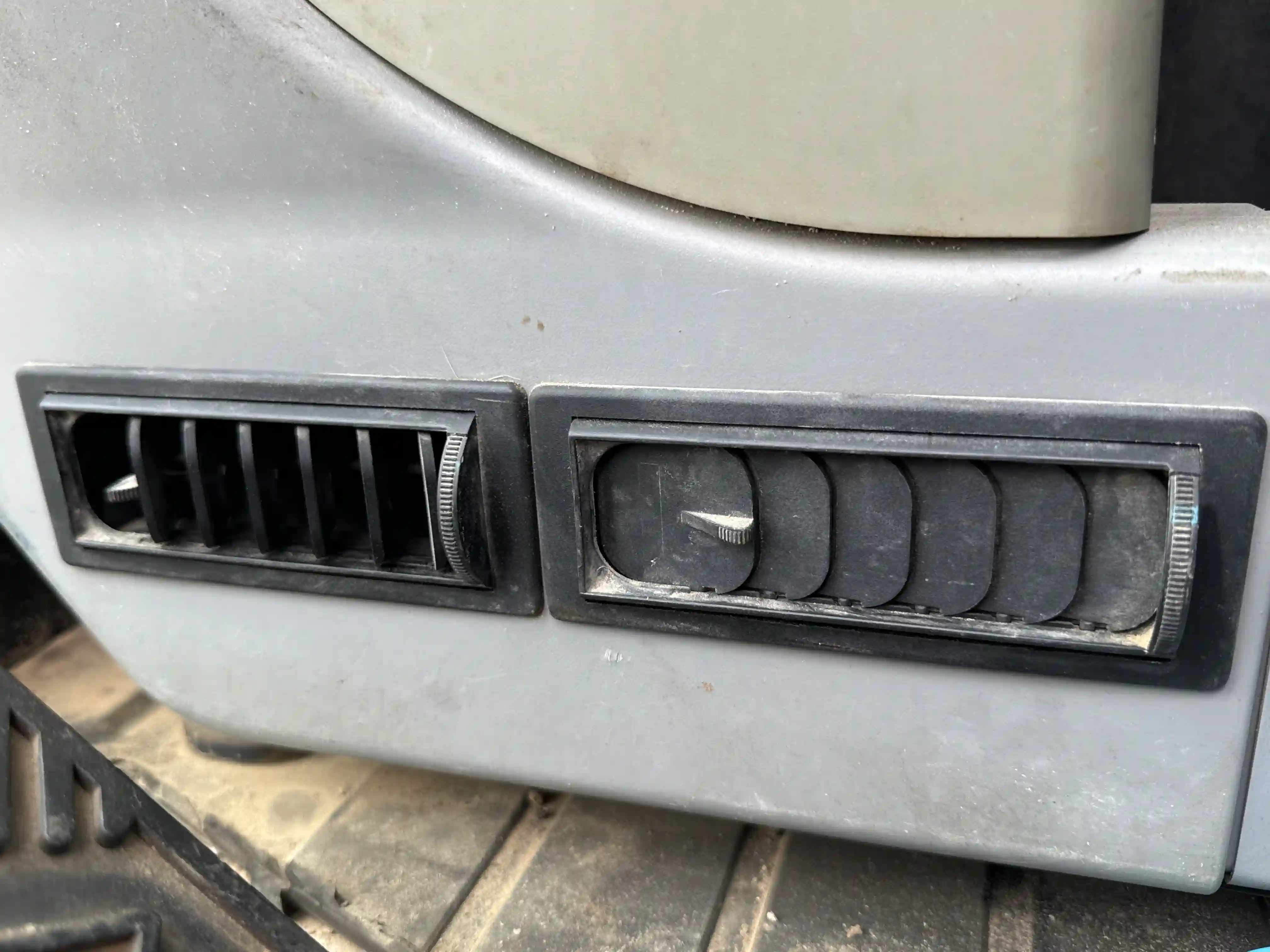 MNX-003-Cat-305.5E2-mini-excavator-inspection-air-conditioning-vents-and-air-flow-1