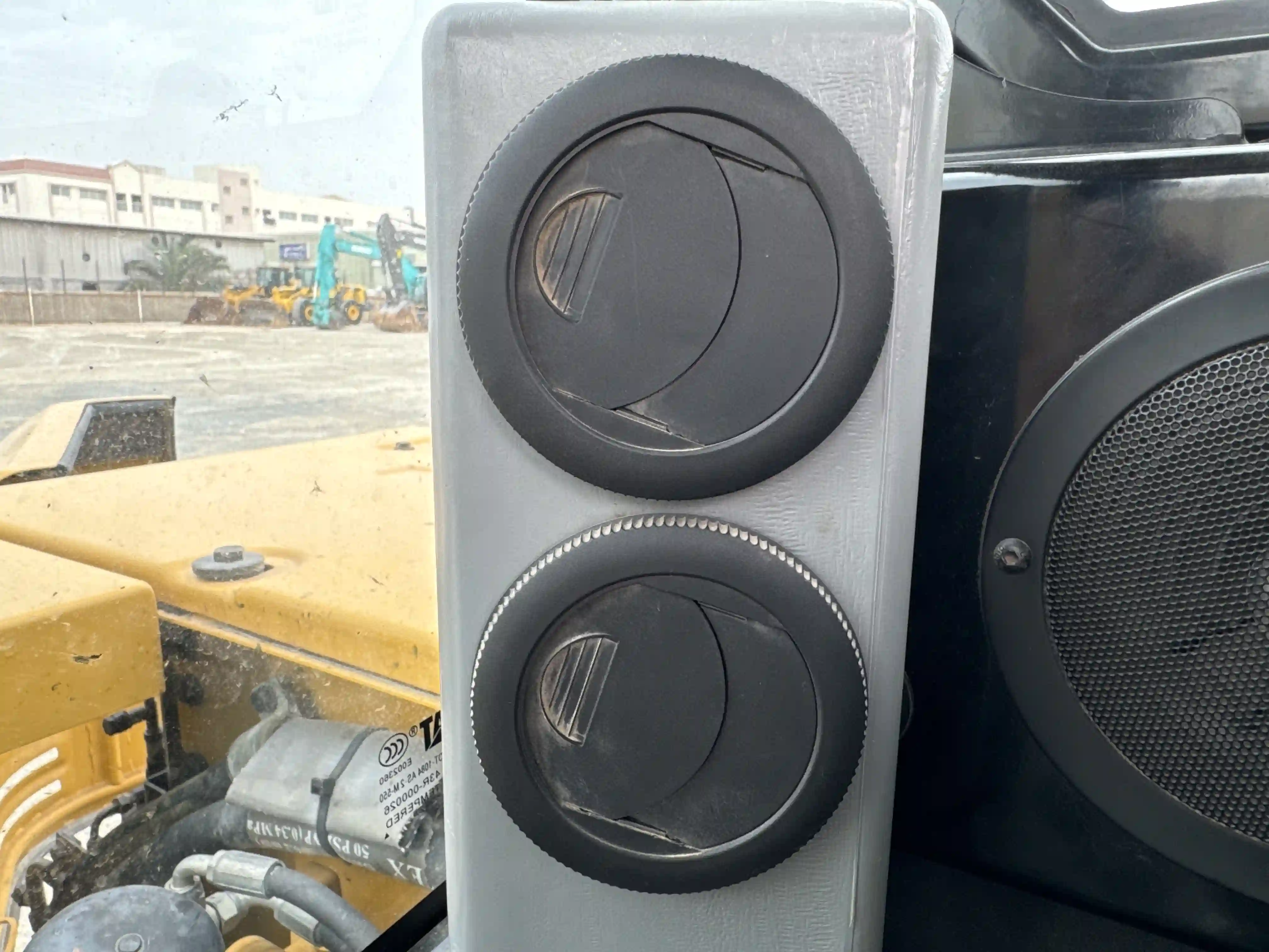 MNX-003-Cat-305.5E2-mini-excavator-inspection-air-conditioning-vents-and-air-flow-3