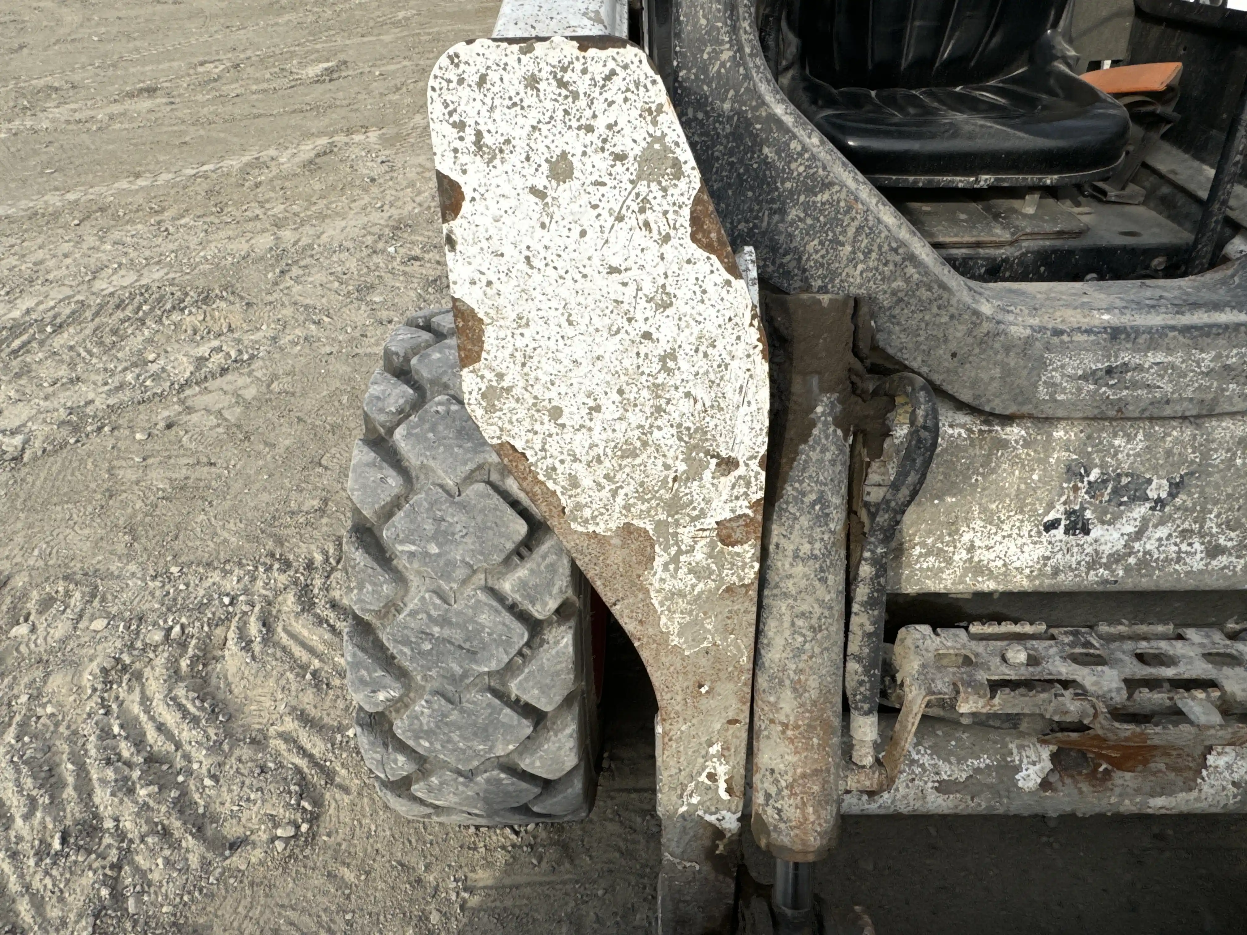 SSL-002-Bobcat-S510-skid-steer-loader-inspection-structure-paint-5