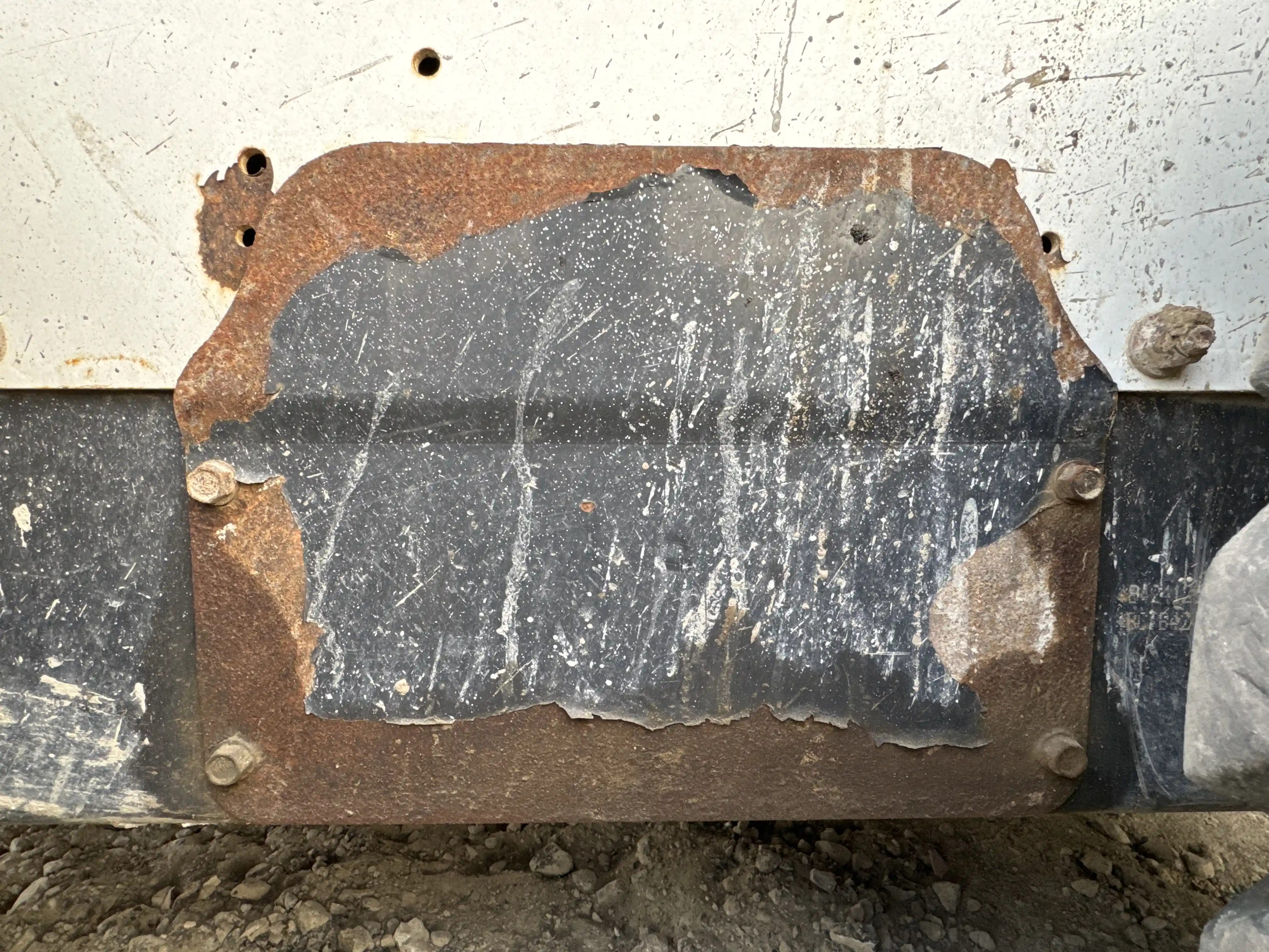 SSL-002-Bobcat-S510-skid-steer-loader-inspection-structure-sheet-metal-fiberglass-1