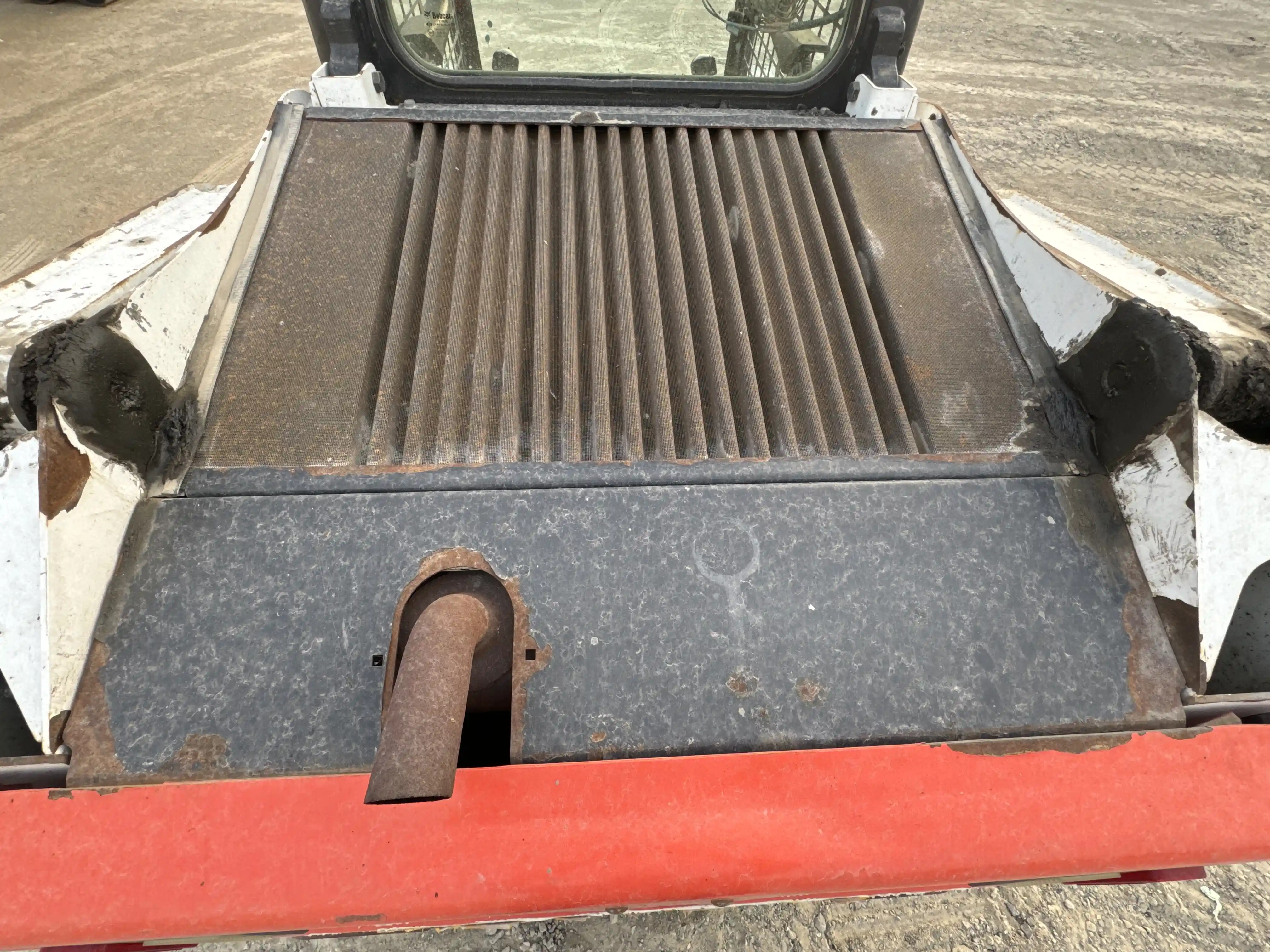 SSL-002-Bobcat-S510-skid-steer-loader-inspection-structure-sheet-metal-fiberglass-2
