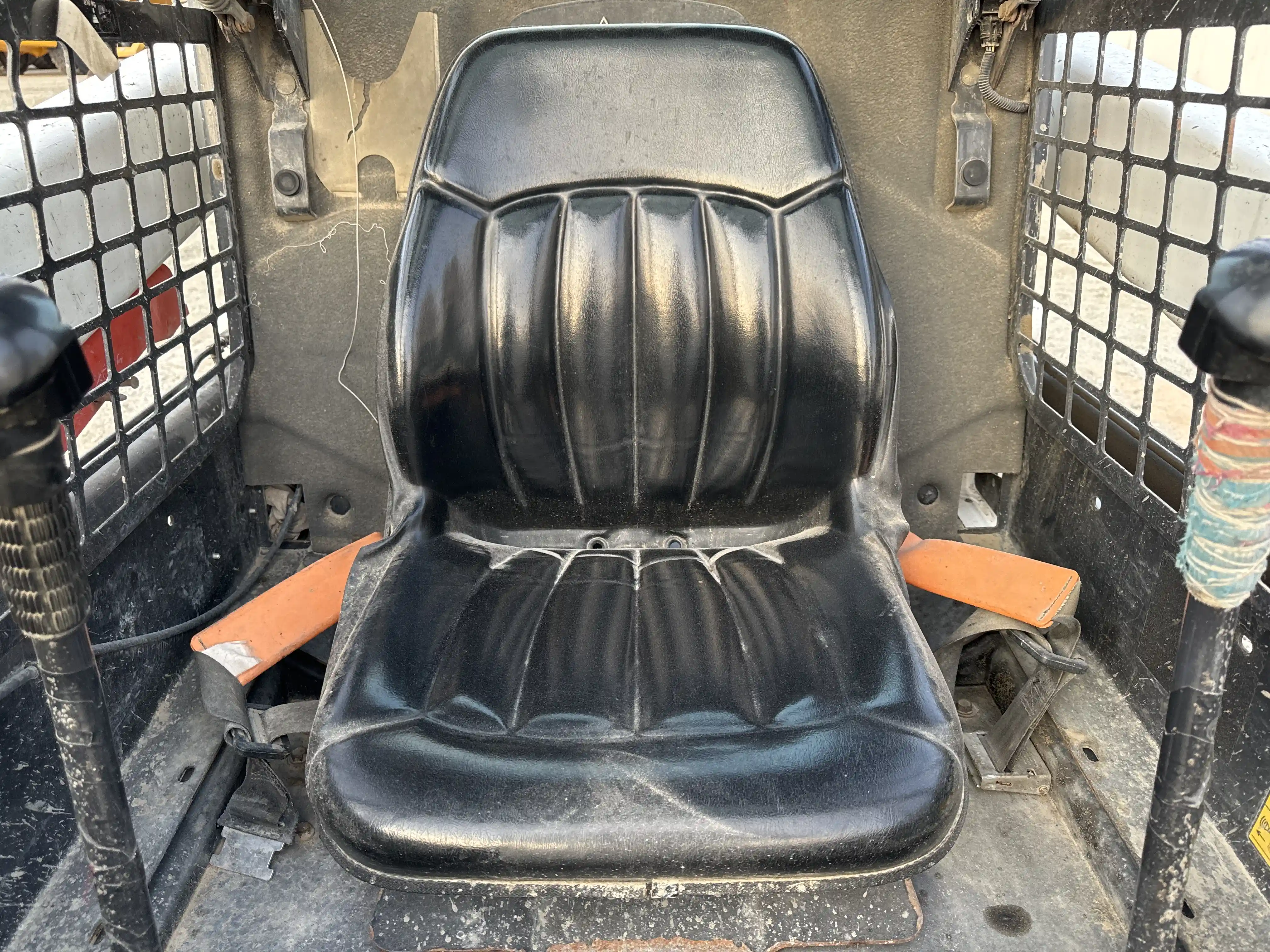 SSL-002-Bobcat-S510-skid-steer-loader-inspection-cabin-seats-armrests-1