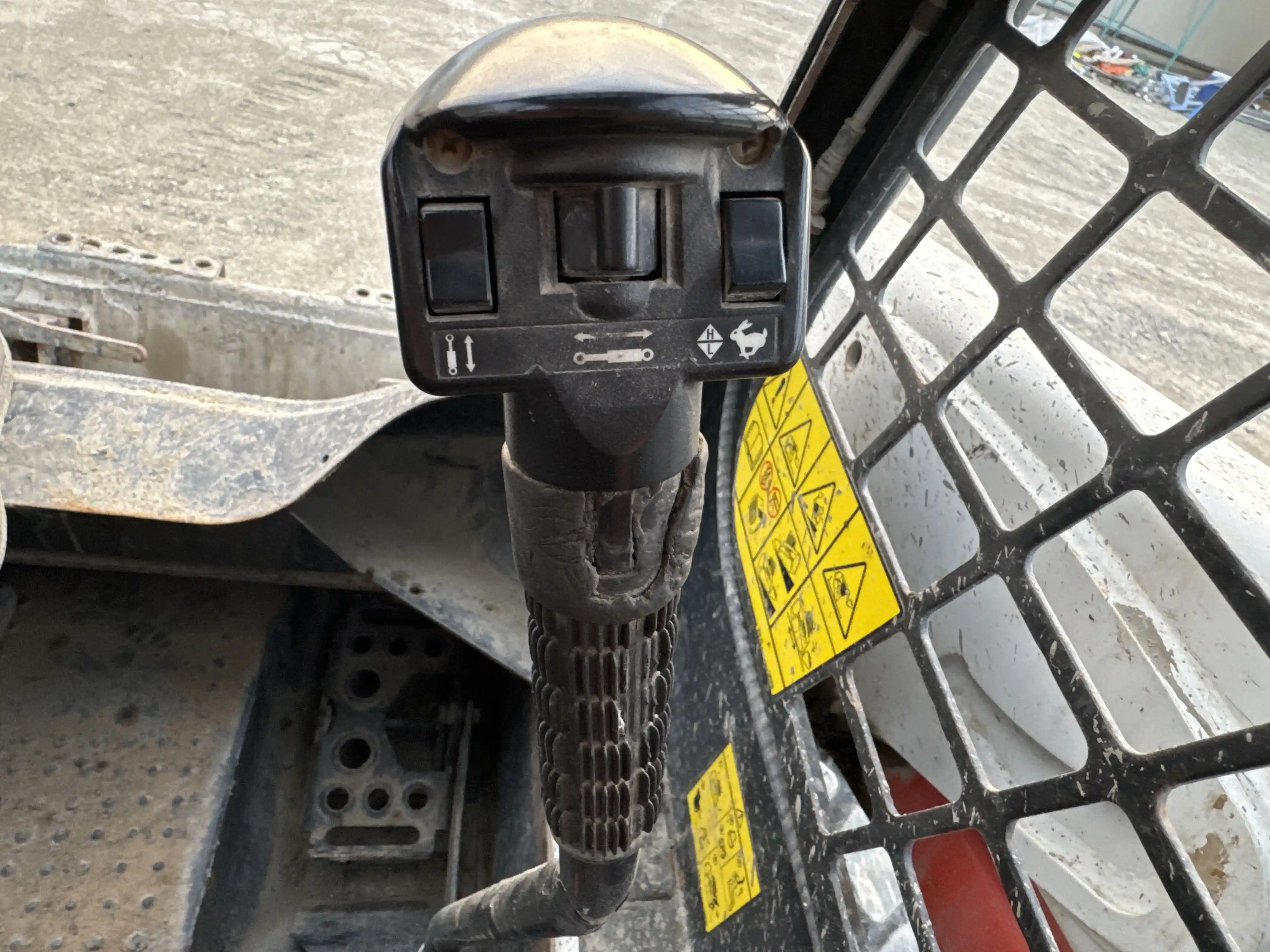 SSL-002-Bobcat-S510-skid-steer-loader-inspection-cabin-joysticks-1