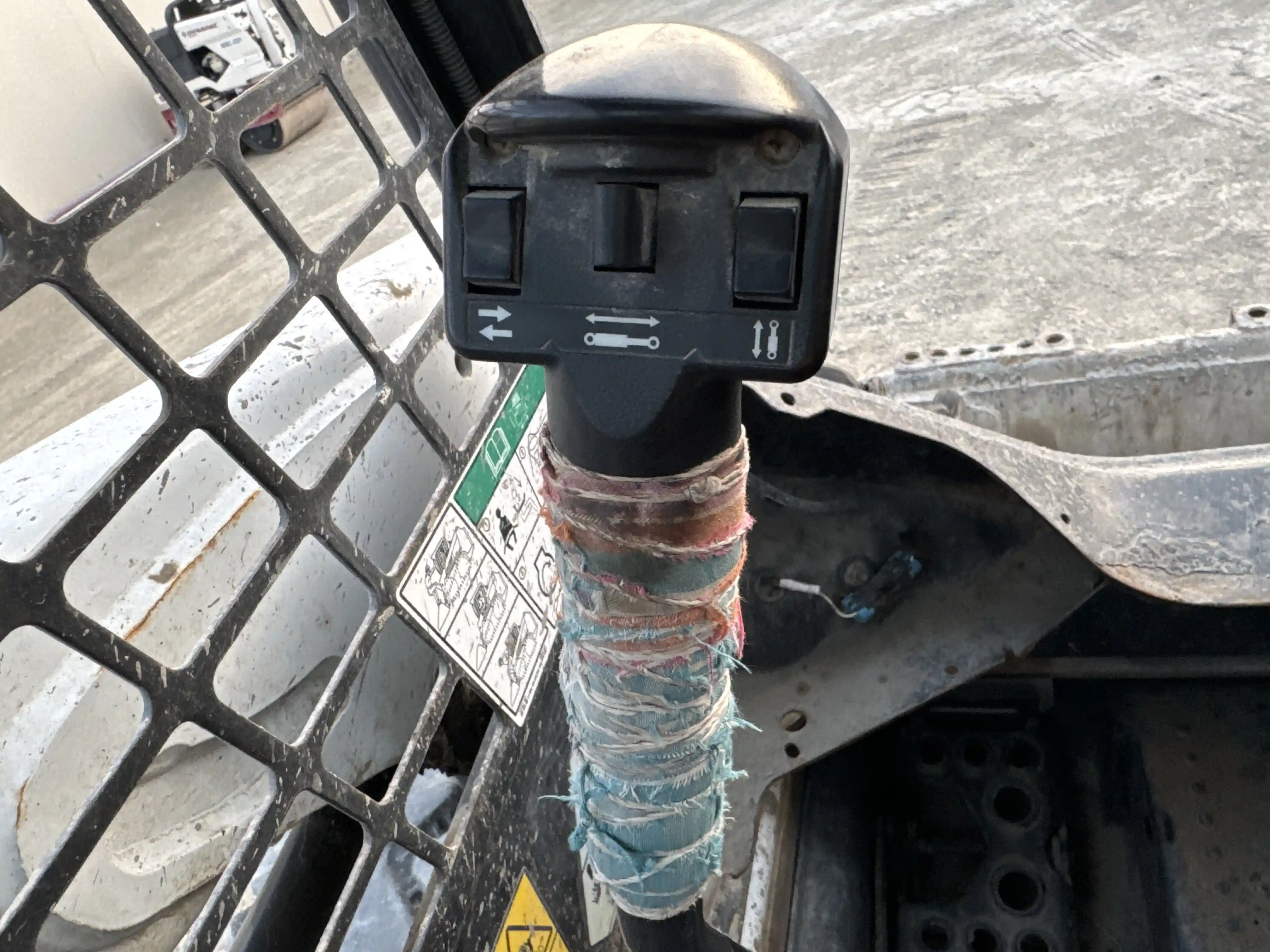 SSL-002-Bobcat-S510-skid-steer-loader-inspection-cabin-joysticks-2