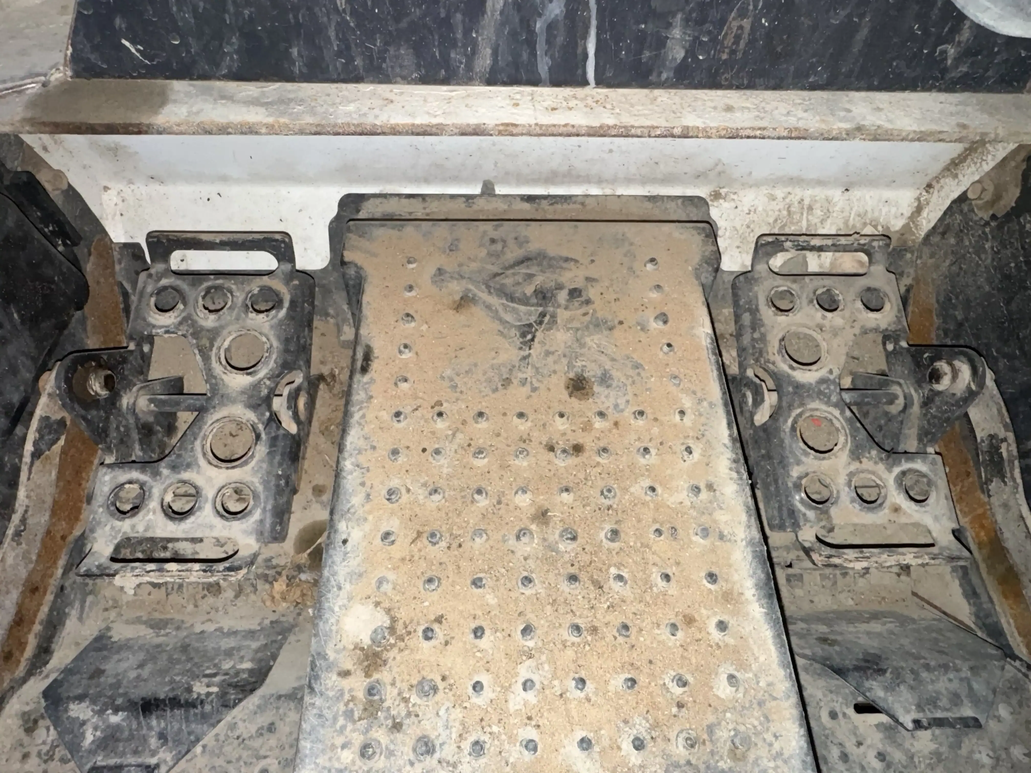 SSL-002-Bobcat-S510-skid-steer-loader-inspection-cabin-pedals-2