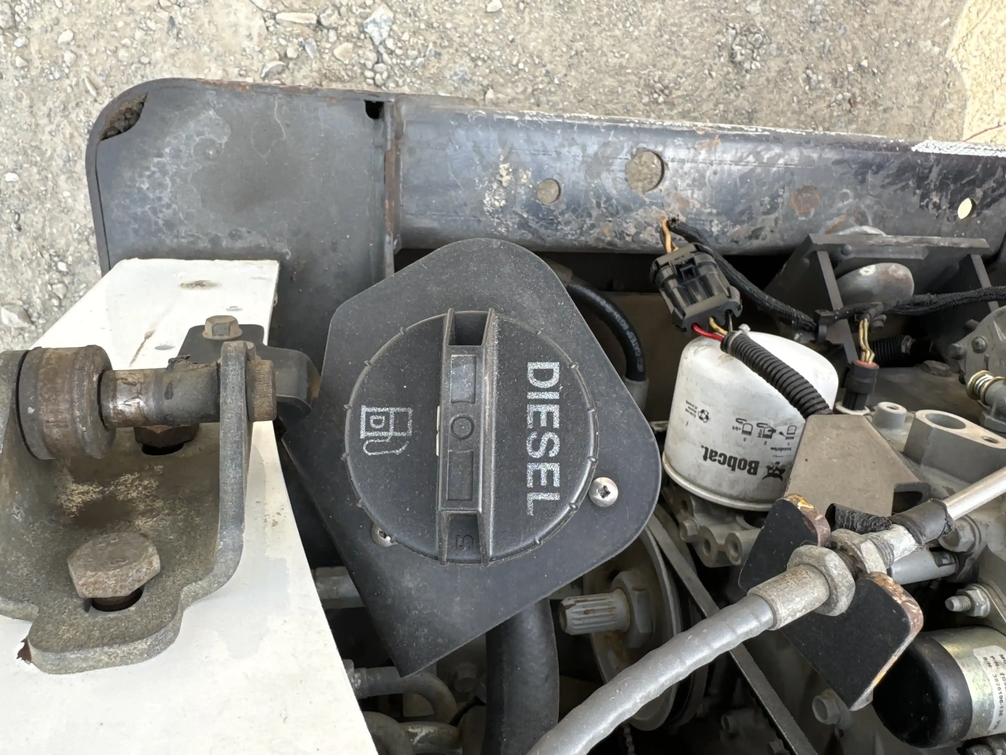 SSL-002-Bobcat-S510-skid-steer-loader-inspection-engine-fuel-tank-1