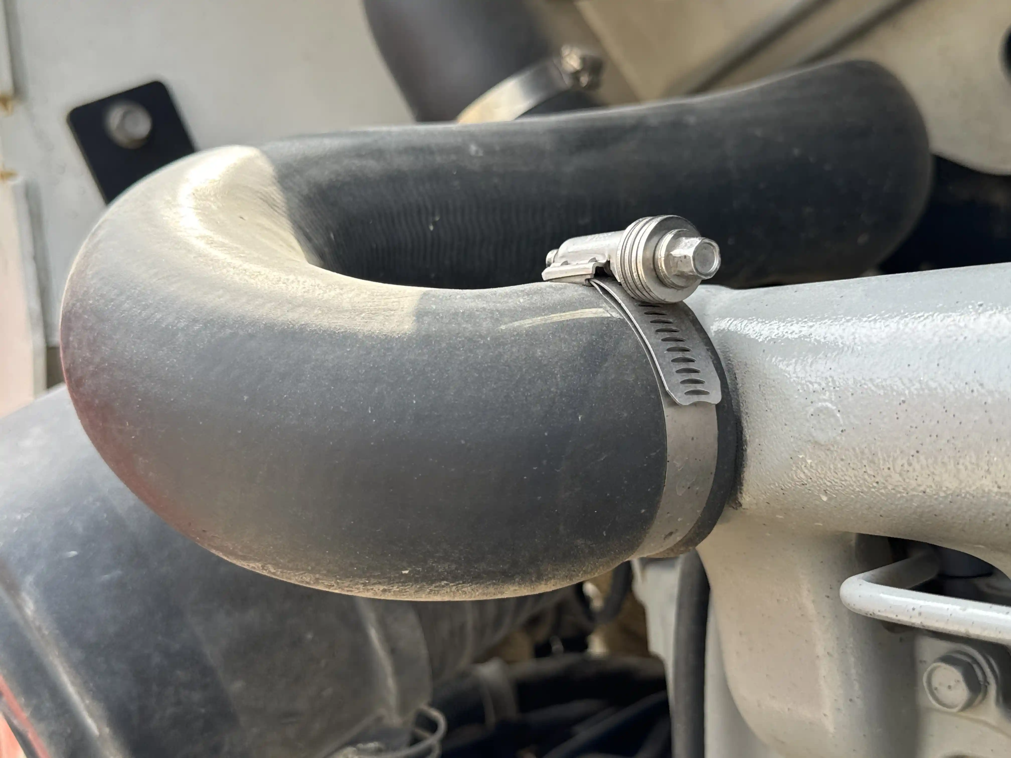 SSL-002-Bobcat-S510-skid-steer-loader-inspection-engine-hoses-2