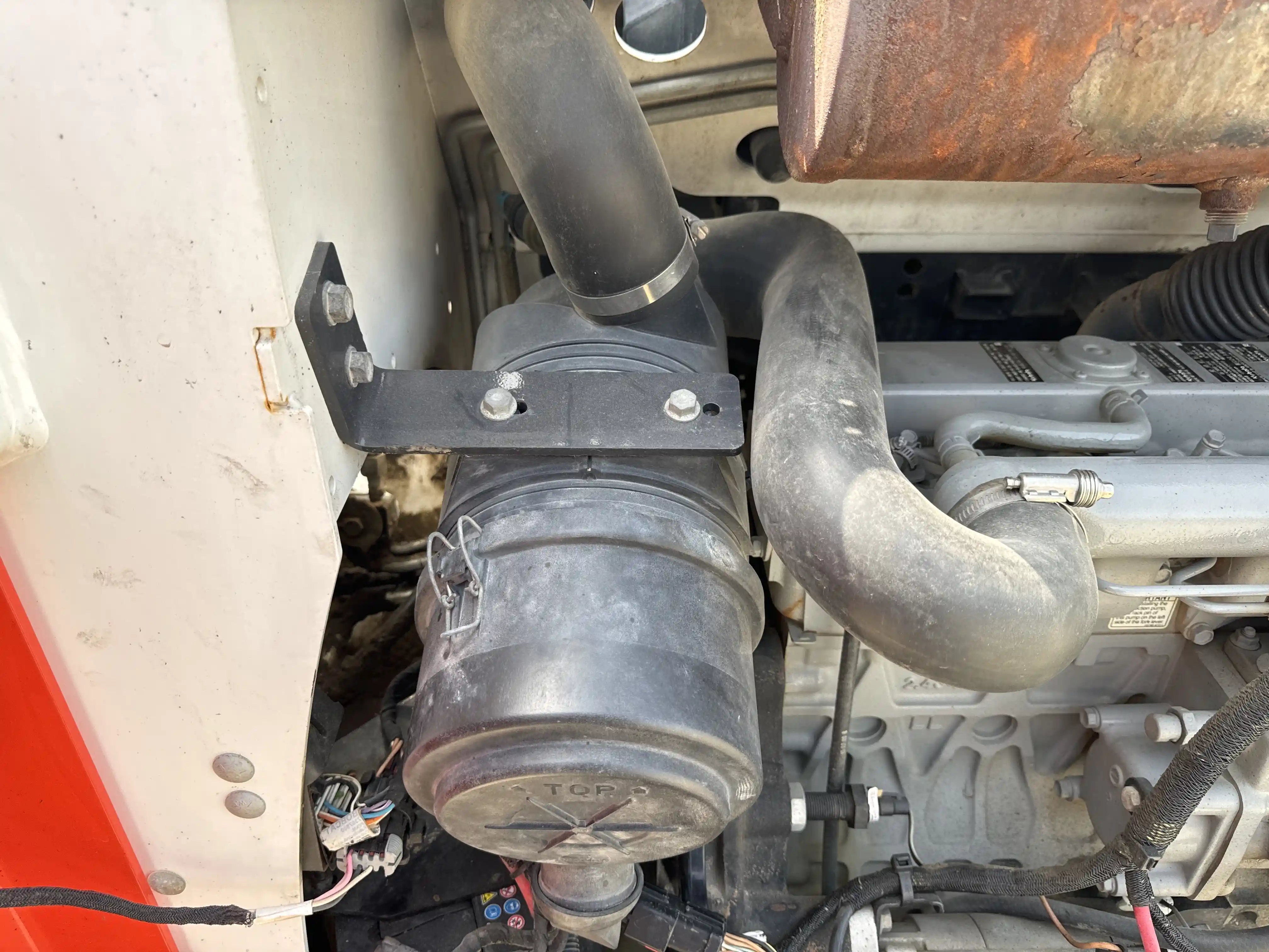 SSL-002-Bobcat-S510-skid-steer-loader-inspection-engine-air-intake-system-2