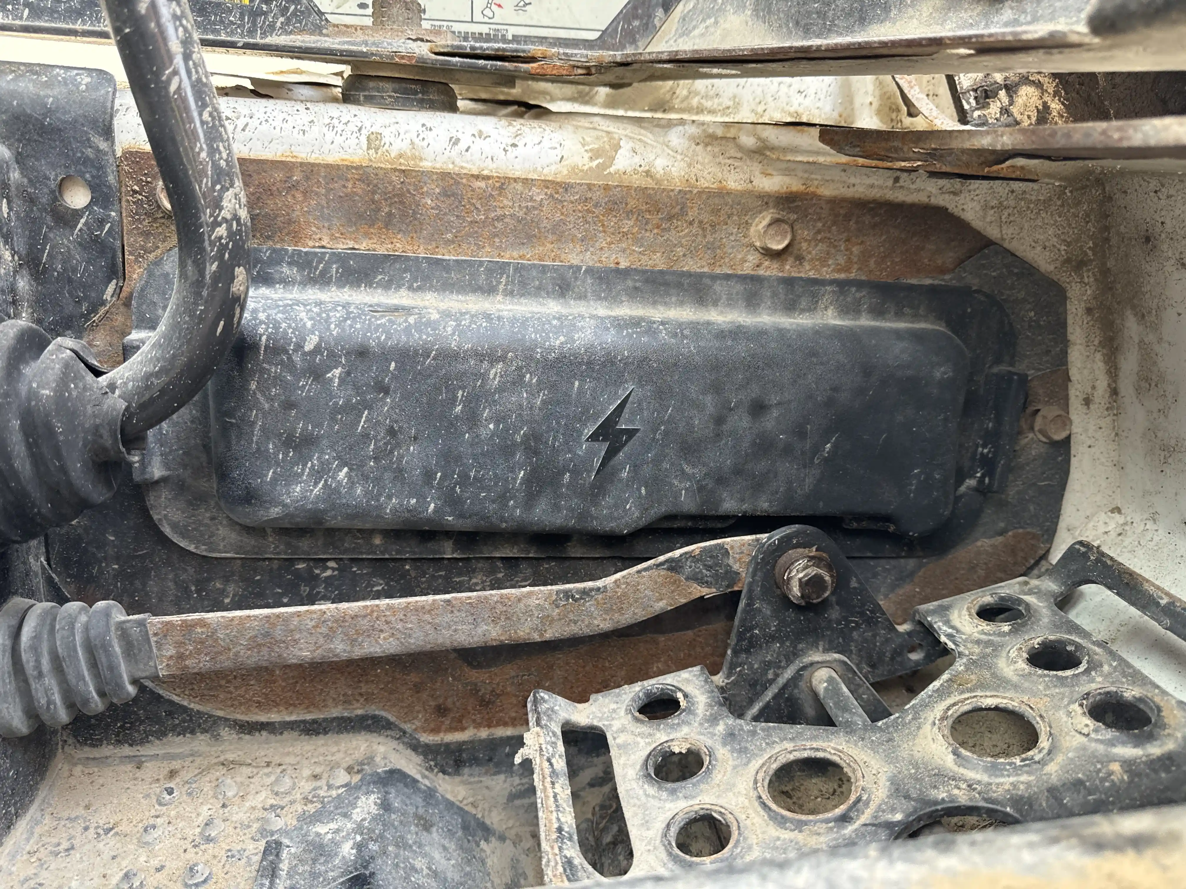 SSL-002-Bobcat-S510-skid-steer-loader-inspection-electronics-fuse-box-1