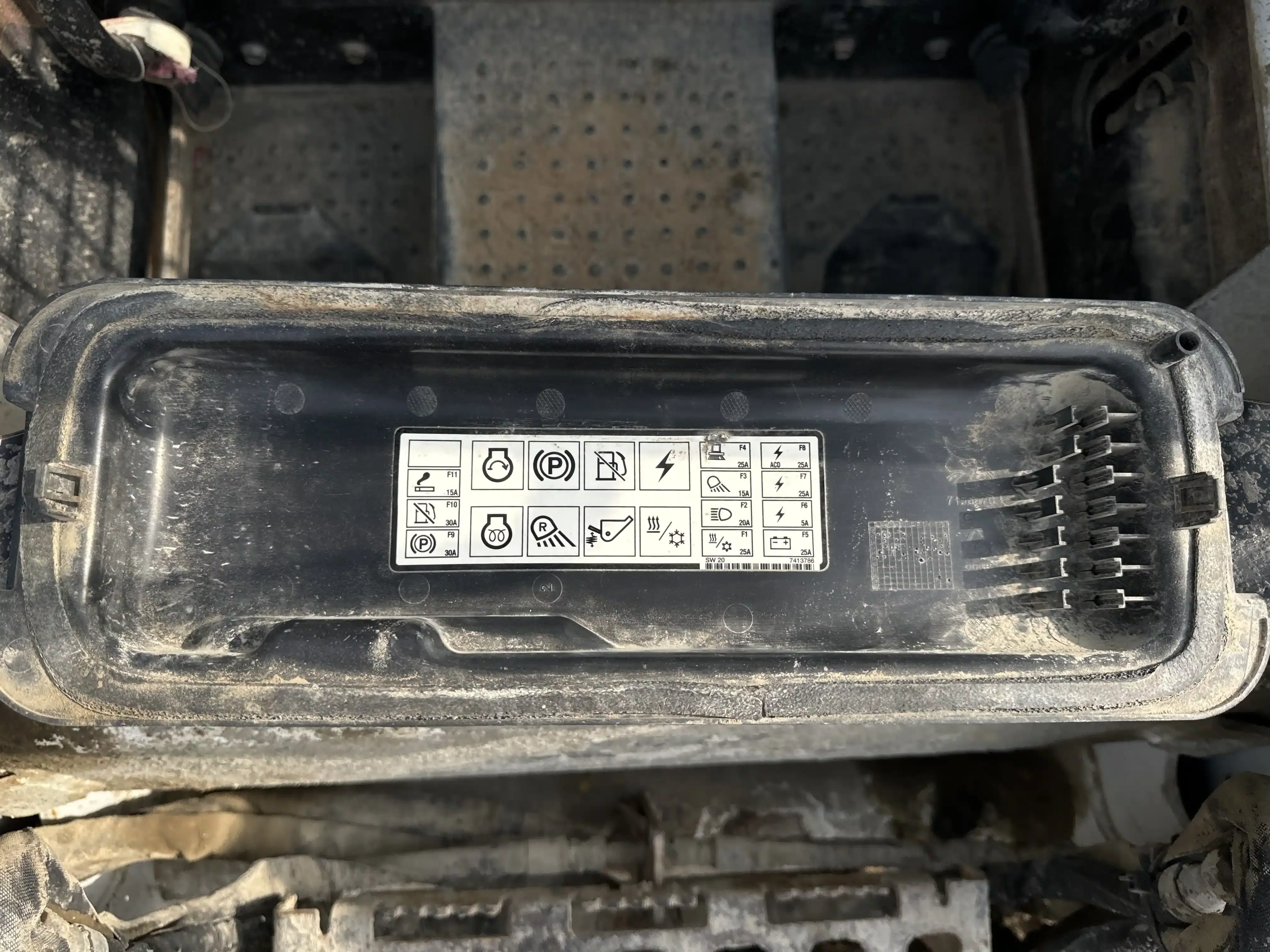 SSL-002-Bobcat-S510-skid-steer-loader-inspection-electronics-fuse-box-2