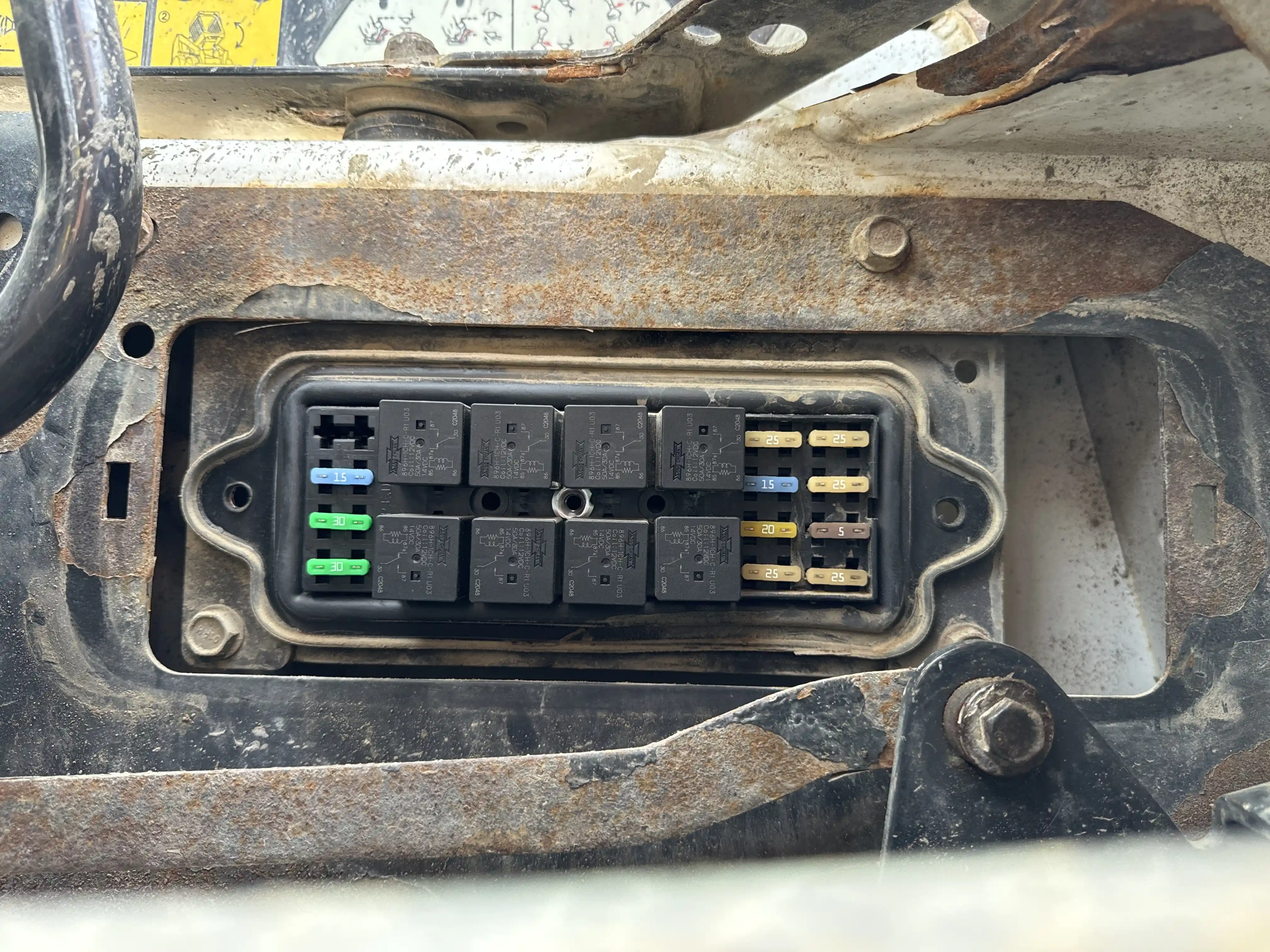 SSL-002-Bobcat-S510-skid-steer-loader-inspection-electronics-fuse-box-3
