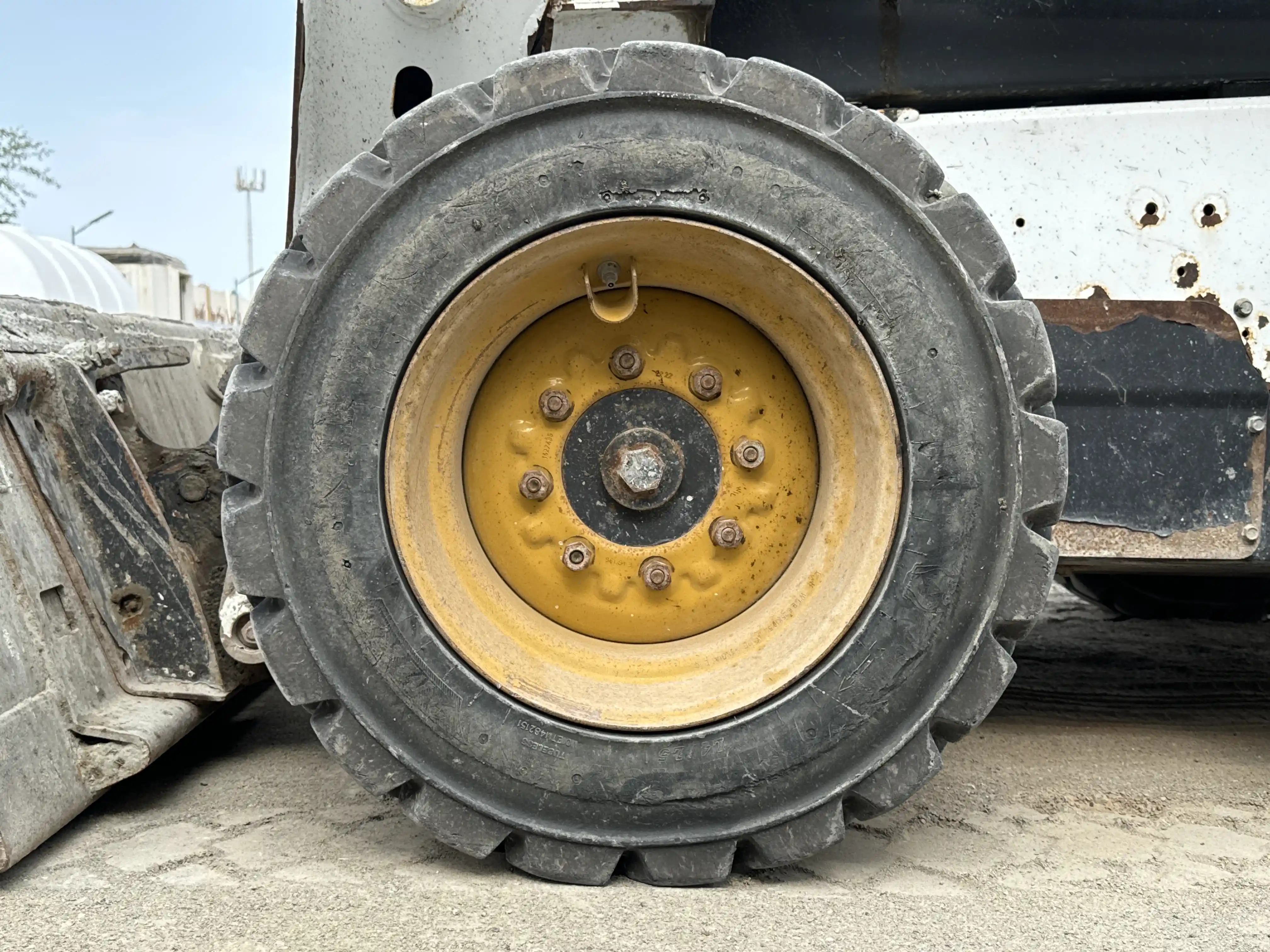 SSL-002-Bobcat-S510-skid-steer-loader-inspection-chassis-left-front-tire-wheel-hub-condition-1